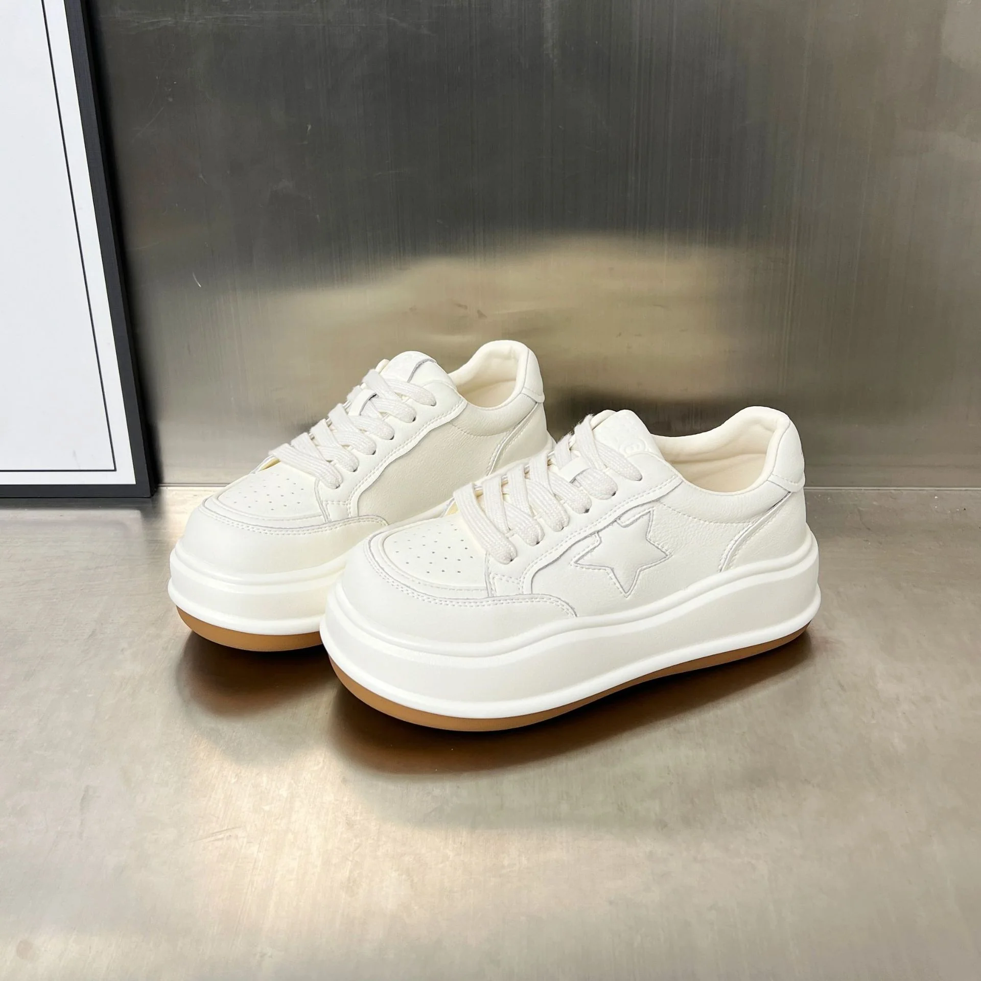 Damen Sportliche Sneaker mit erhöhter Sohle und modischem Sternenzier Heidi Mode - Image 6