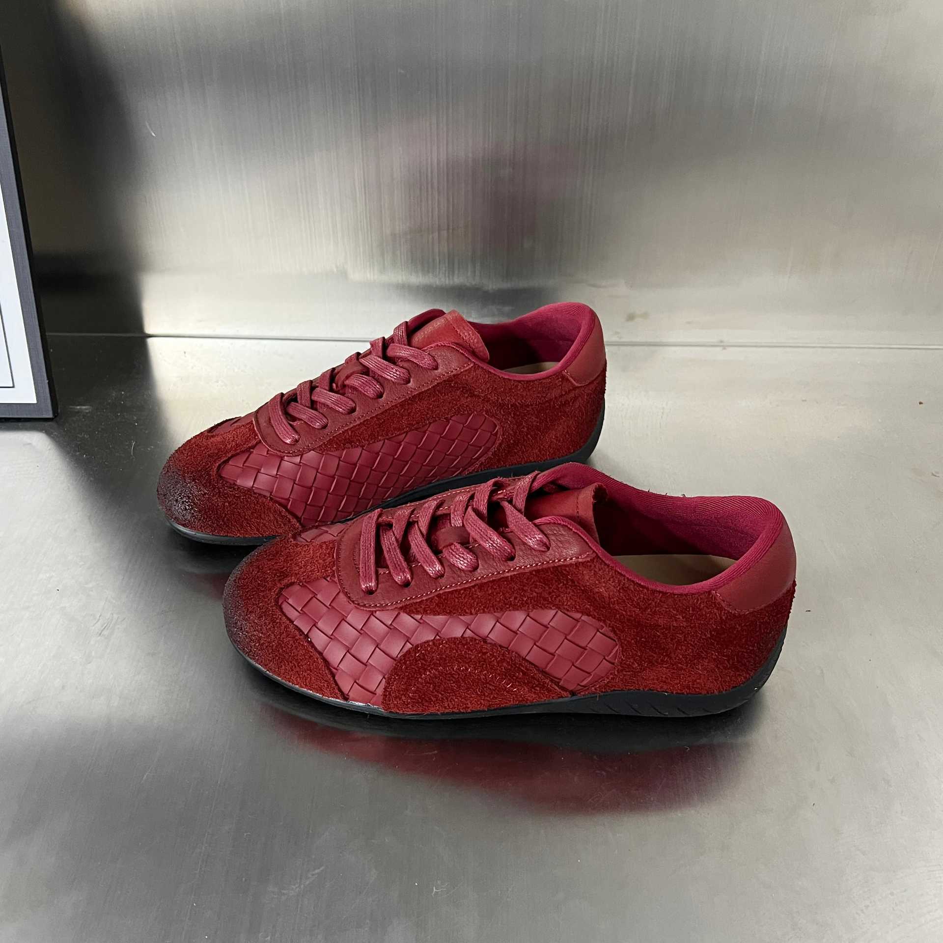 Damen Sportliche Sneaker mit exklusivem Veloursleder und modernem Flechtdesign Heidi Mode - Image 2