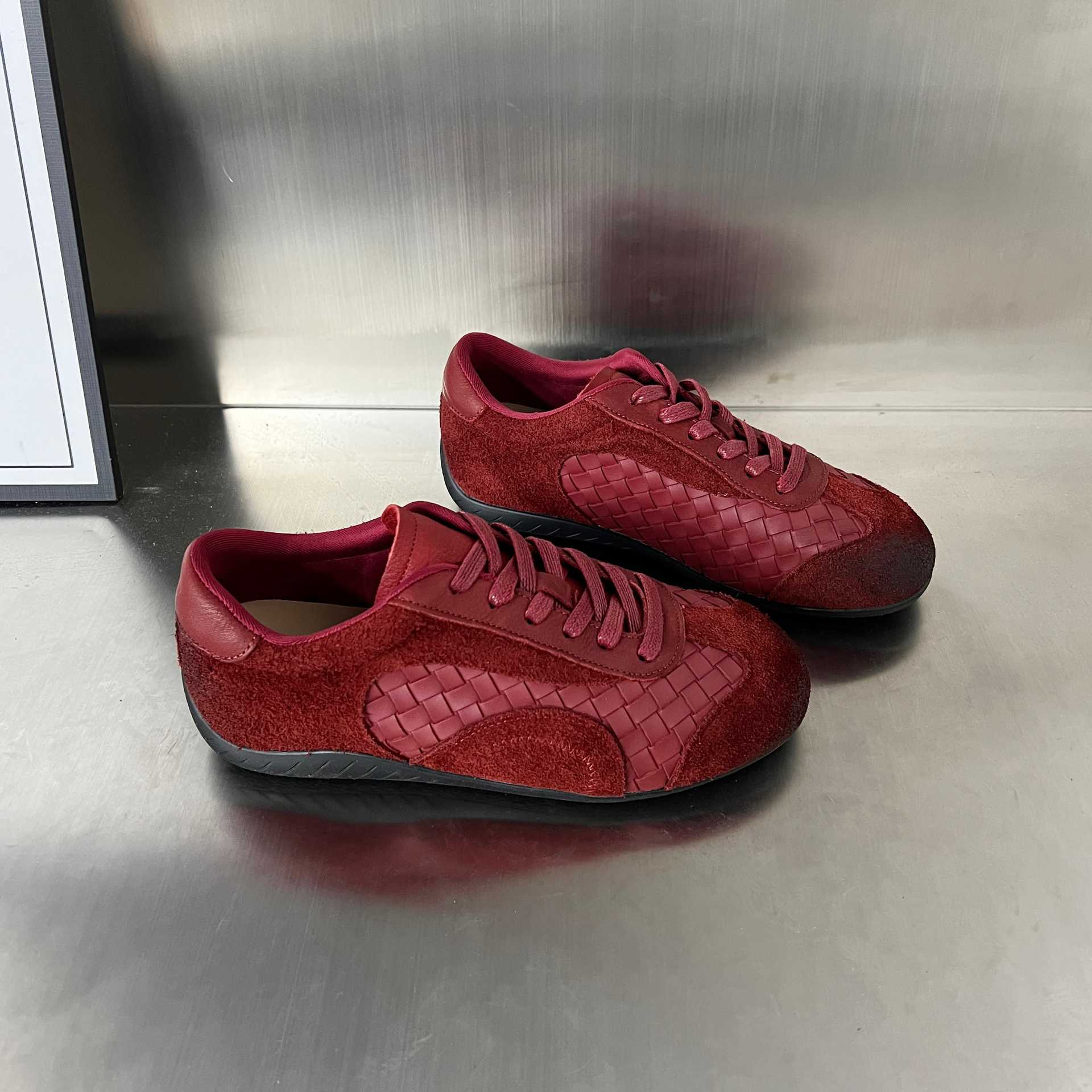 Damen Sportliche Sneaker mit exklusivem Veloursleder und modernem Flechtdesign Heidi Mode - Image 4