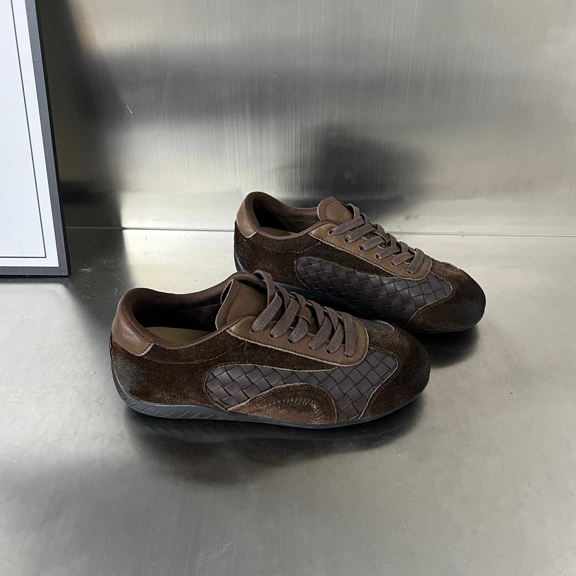 Damen Sportliche Sneaker mit exklusivem Veloursleder und modernem Flechtdesign Heidi Mode - Image 5