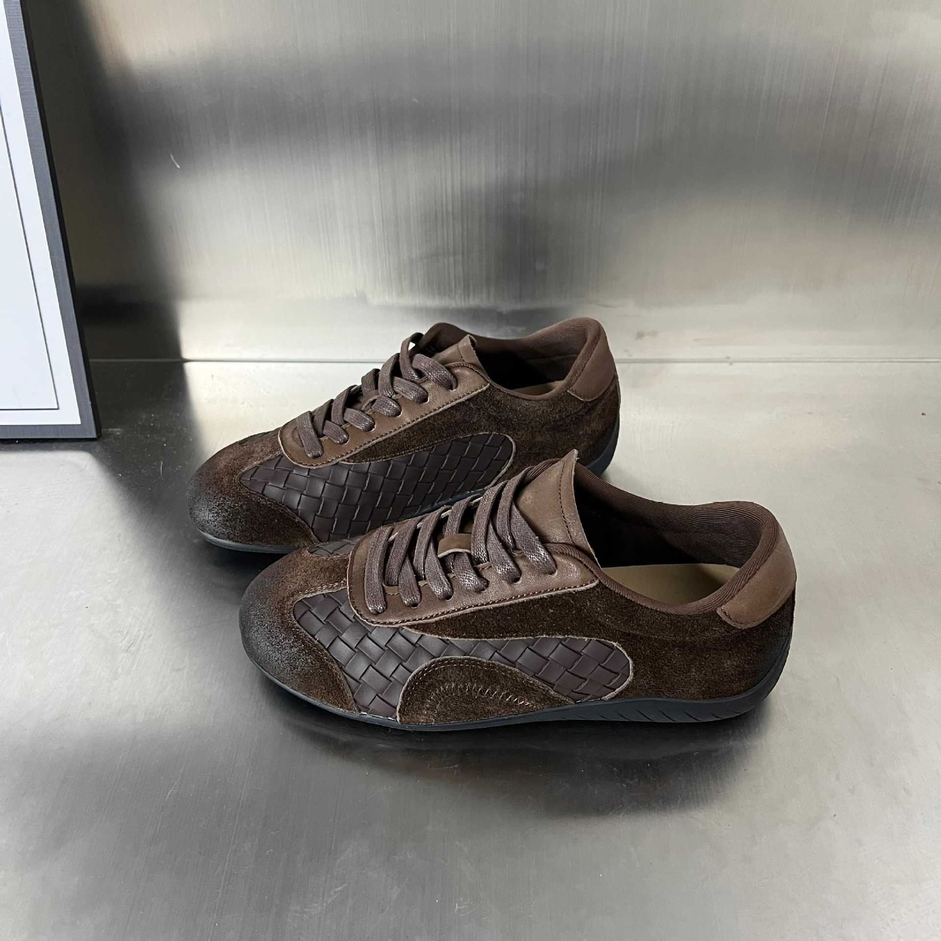 Damen Sportliche Sneaker mit exklusivem Veloursleder und modernem Flechtdesign Heidi Mode - Image 6