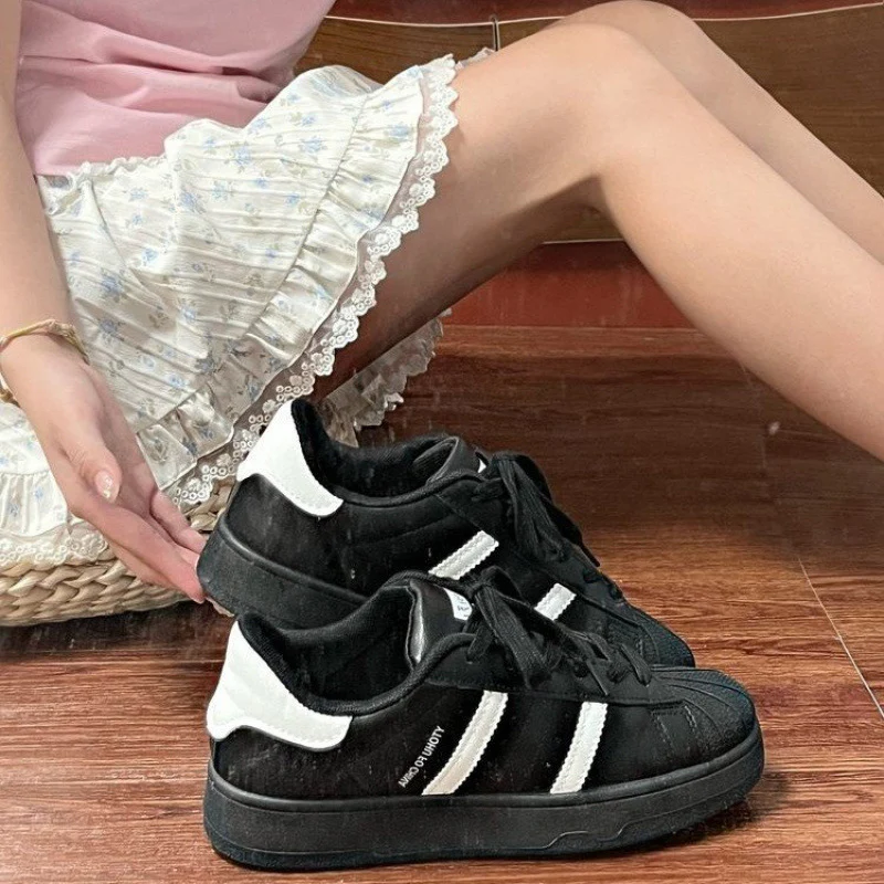 Damen Sportliche Sneaker mit klassischem Design und dämpfender Sohle Heidi Mode - Image 4