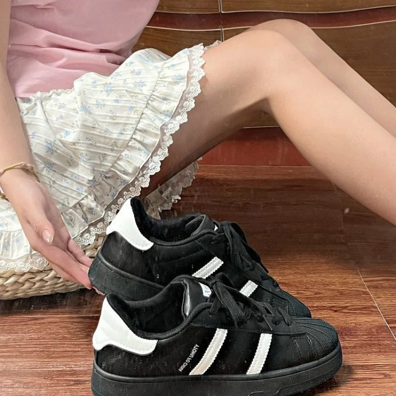Damen Sportliche Sneaker mit klassischem Design und dämpfender Sohle Heidi Mode - Image 5