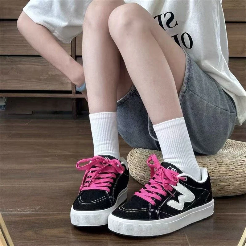 Damen Sportliche Sneaker mit kontrastierenden Schnürsenkeln und robustem Gummiprofil Heidi Mode - Image 6