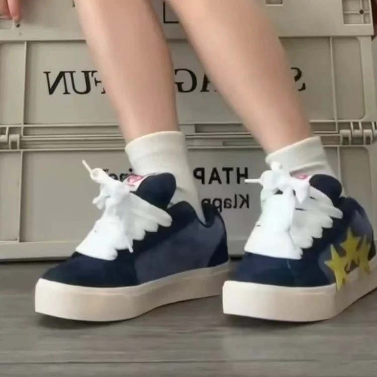 Damen Sportliche Sneaker mit kreativen Applikationen und dicker Sohle Heidi Mode - Image 2