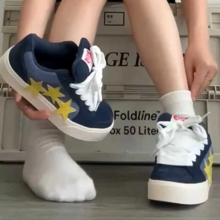 Damen Sportliche Sneaker mit kreativen Applikationen und dicker Sohle Heidi Mode - Image 3