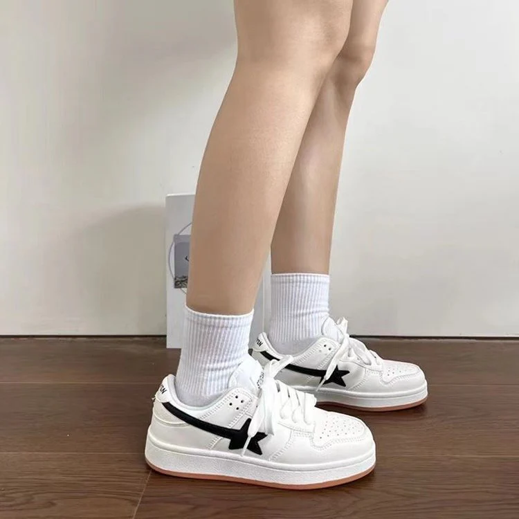Damen Sportliche Sneaker mit modernem Design und atmungsaktiver Schwarz-Weiß-Kombination Heidi Mode - Image 3