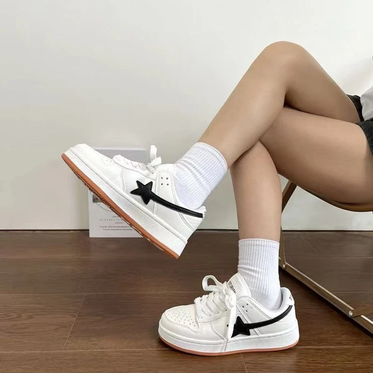 Damen Sportliche Sneaker mit modernem Design und atmungsaktiver Schwarz-Weiß-Kombination Heidi Mode - Image 4