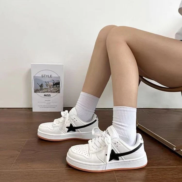 Damen Sportliche Sneaker mit modernem Design und atmungsaktiver Schwarz-Weiß-Kombination Heidi Mode - Image 5