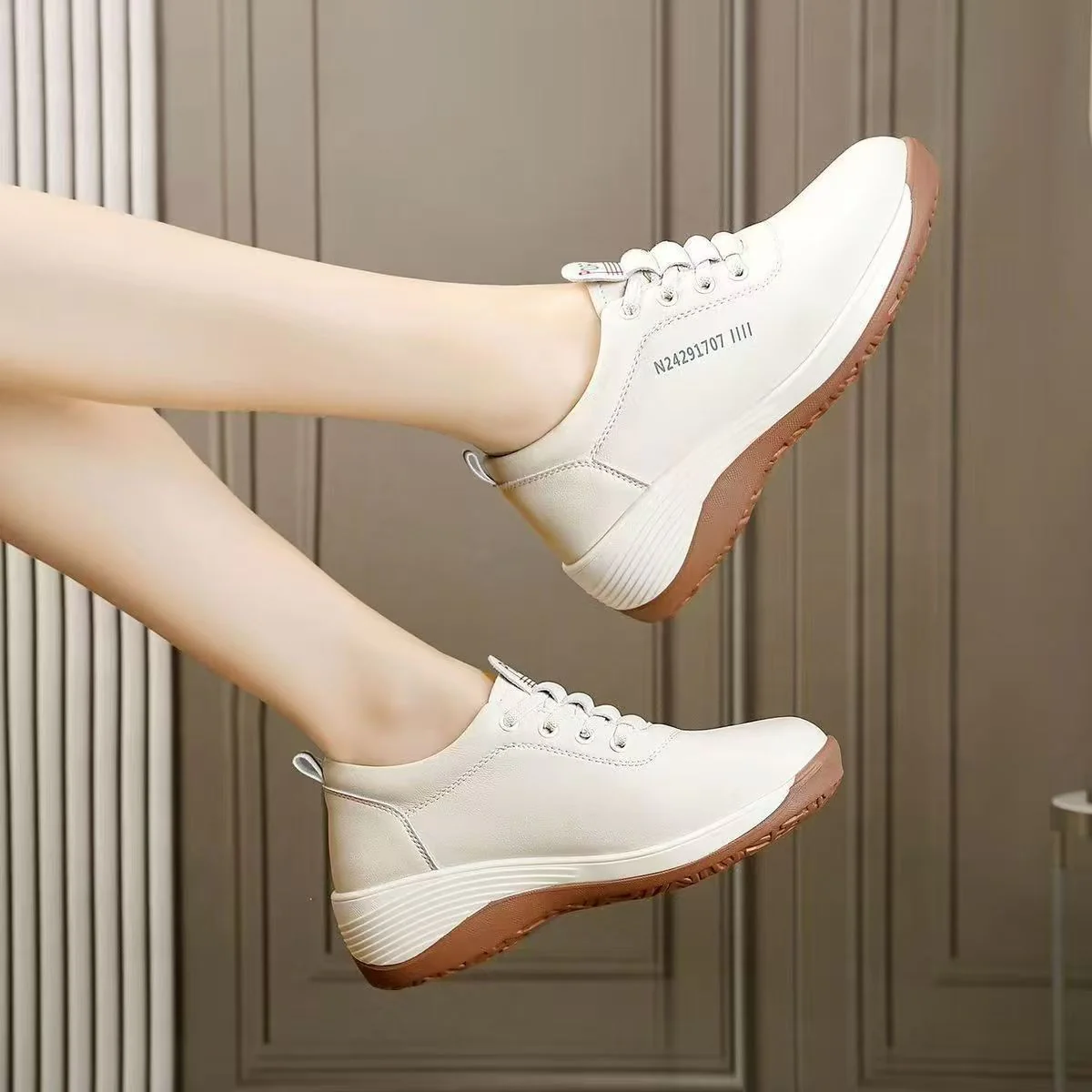 Damen Sportliche Sneaker mit modischem Schnürdesign und rutschfester Sohle Heidi Mode - Image 4