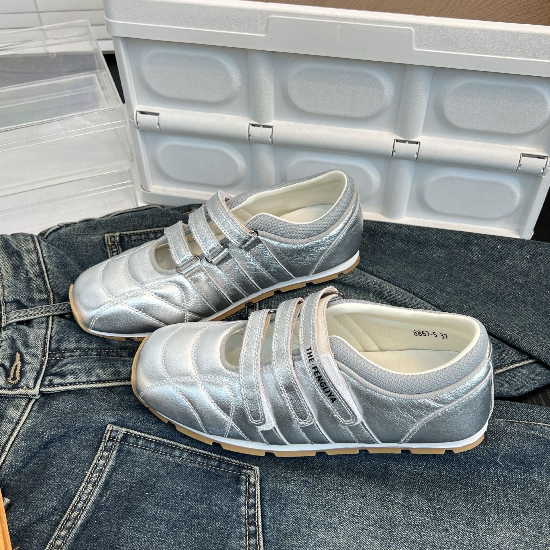 Damen Sportliche Sneaker mit praktischem Klettverschluss und glänzender Oberflächenstruktur Heidi Mode - Image 2