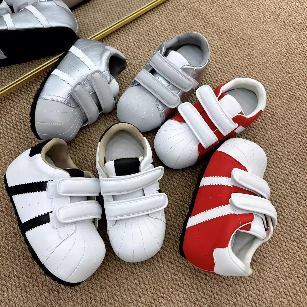 Damen Sportliche Sneaker mit verstellbarem Klettverschluss und gepolsterter Innensohle Heidi Mode - Image 2