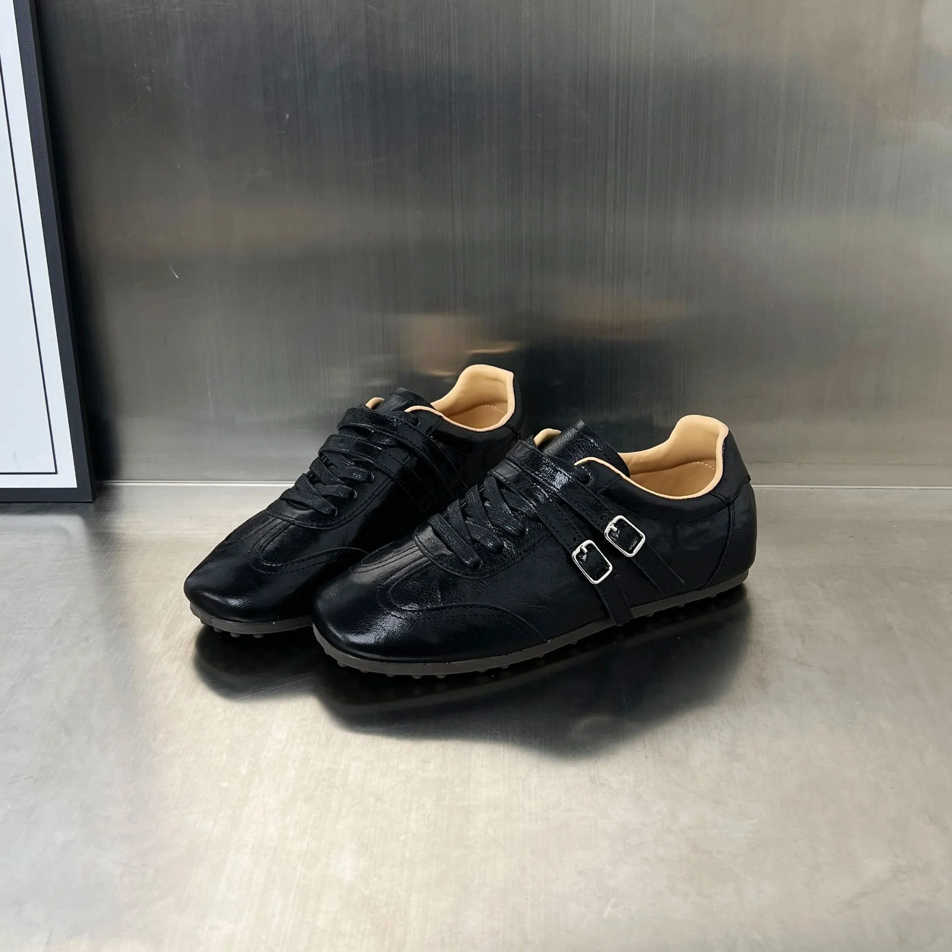 Damen Sportliche Sneaker mit verstellbaren Riemen und bequemer Sohle Heidi Mode - Image 2