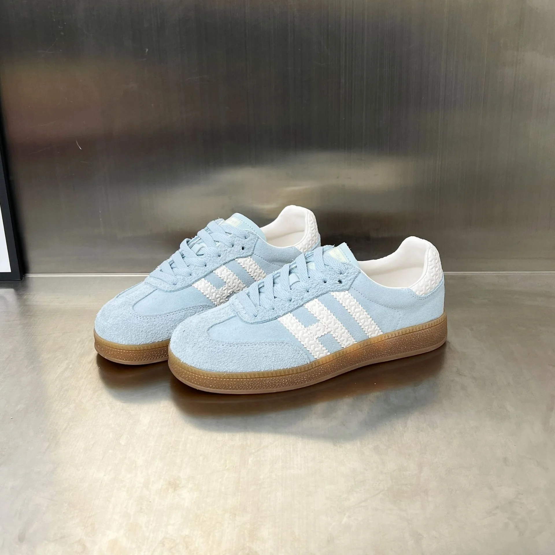 Damen Sportliche Sneakers aus hochwertigem Veloursleder mit rutschfester Sohle Heidi Mode - Image 10