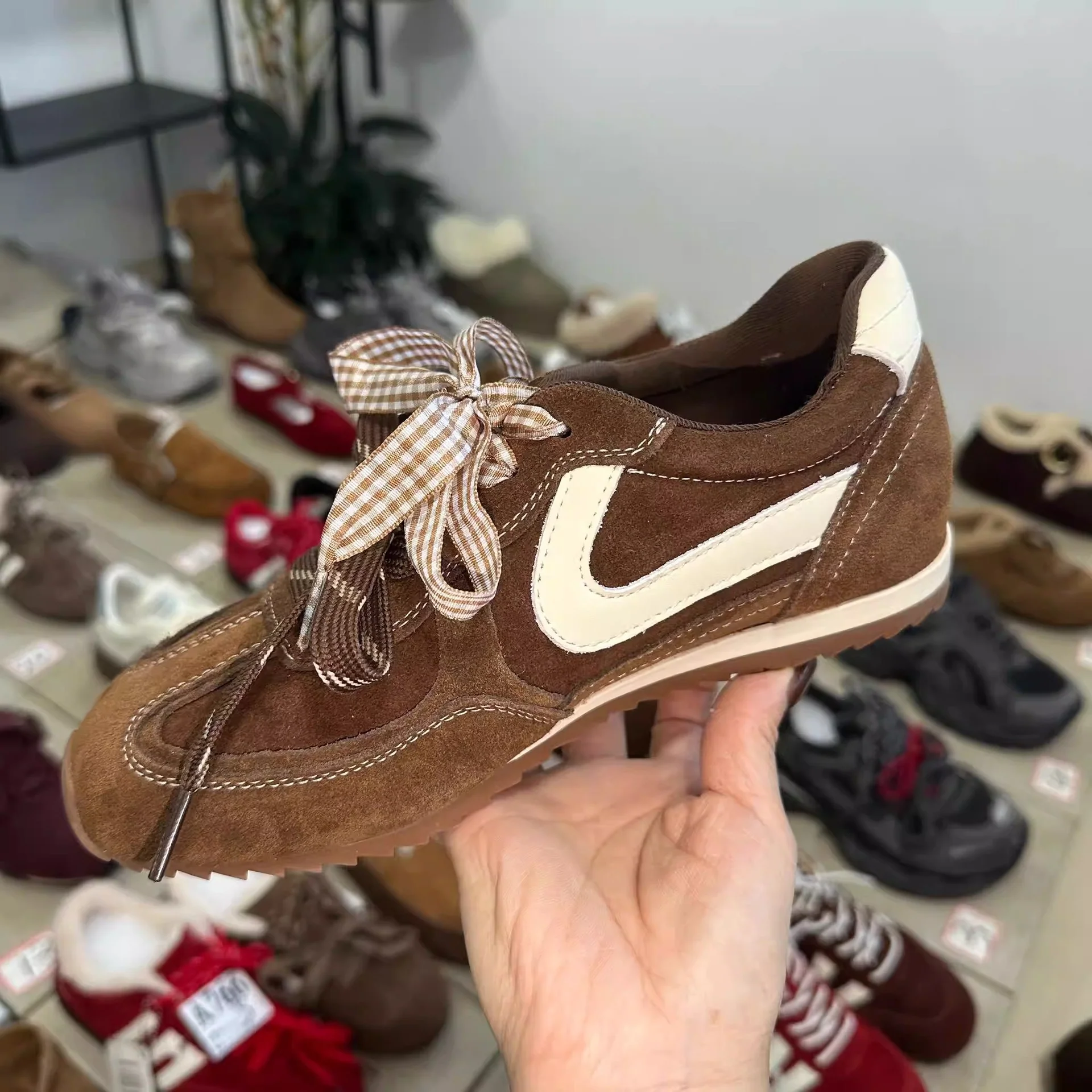 Damen Sportliche Sneakers in trendigem Design mit hochwertigen Wildleder-Details Heidi Mode - Image 2