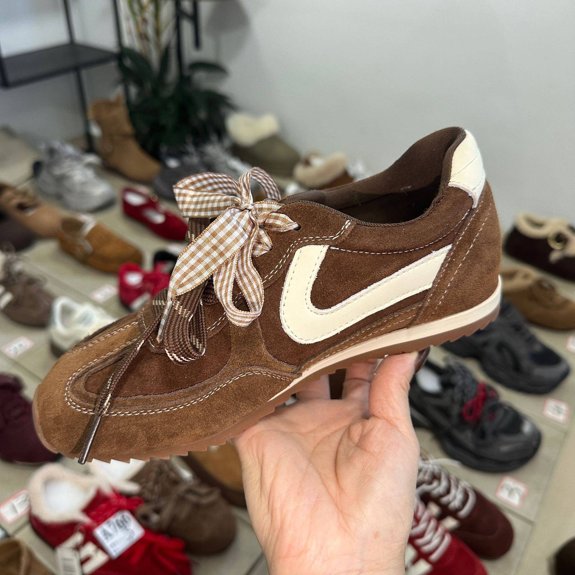 Damen Sportliche Sneakers in trendigem Design mit hochwertigen Wildleder-Details Heidi Mode - Image 6