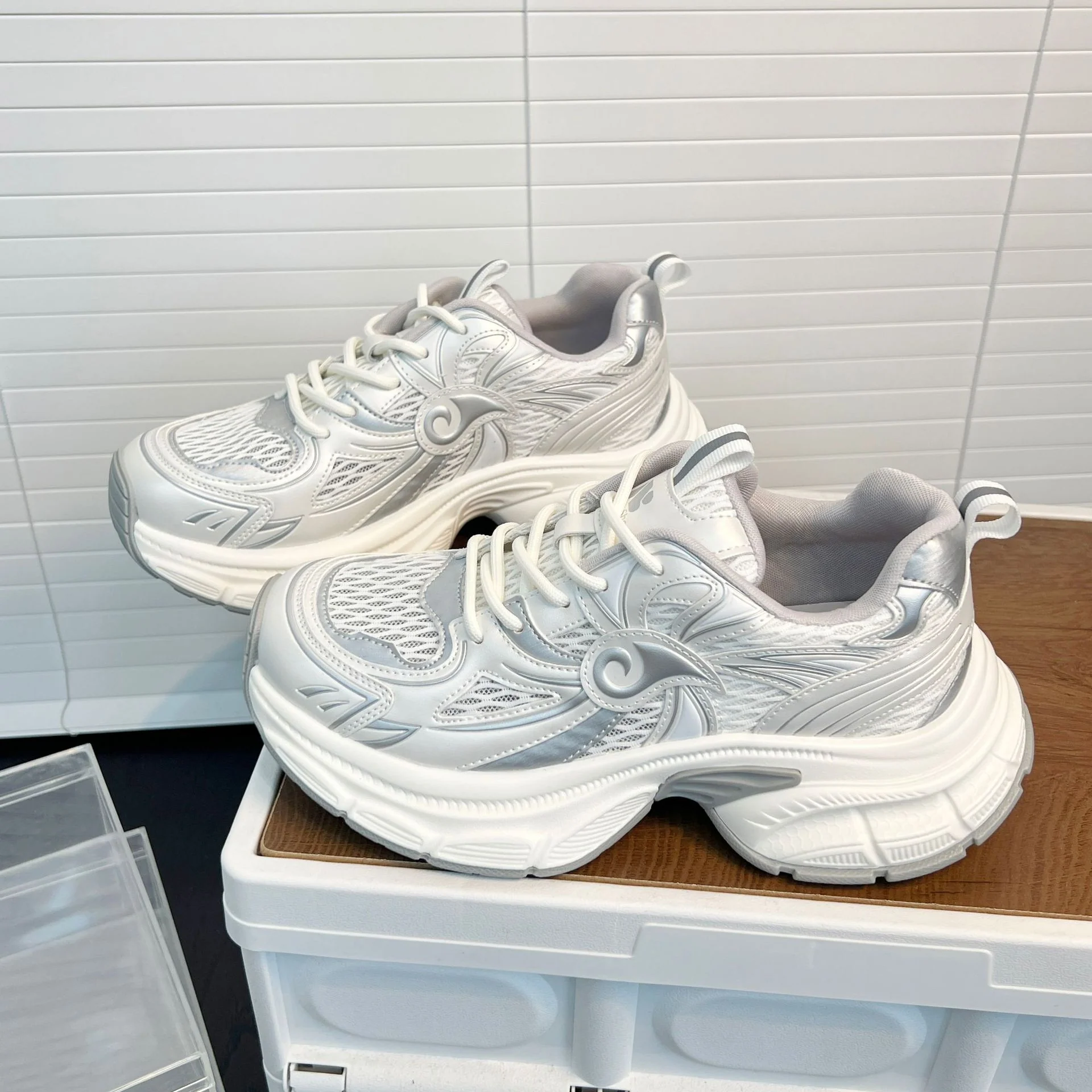 Damen Sportliche Sneakers mit atmungsaktivem Mesh und dämpfendem Design Heidi Mode - Image 2