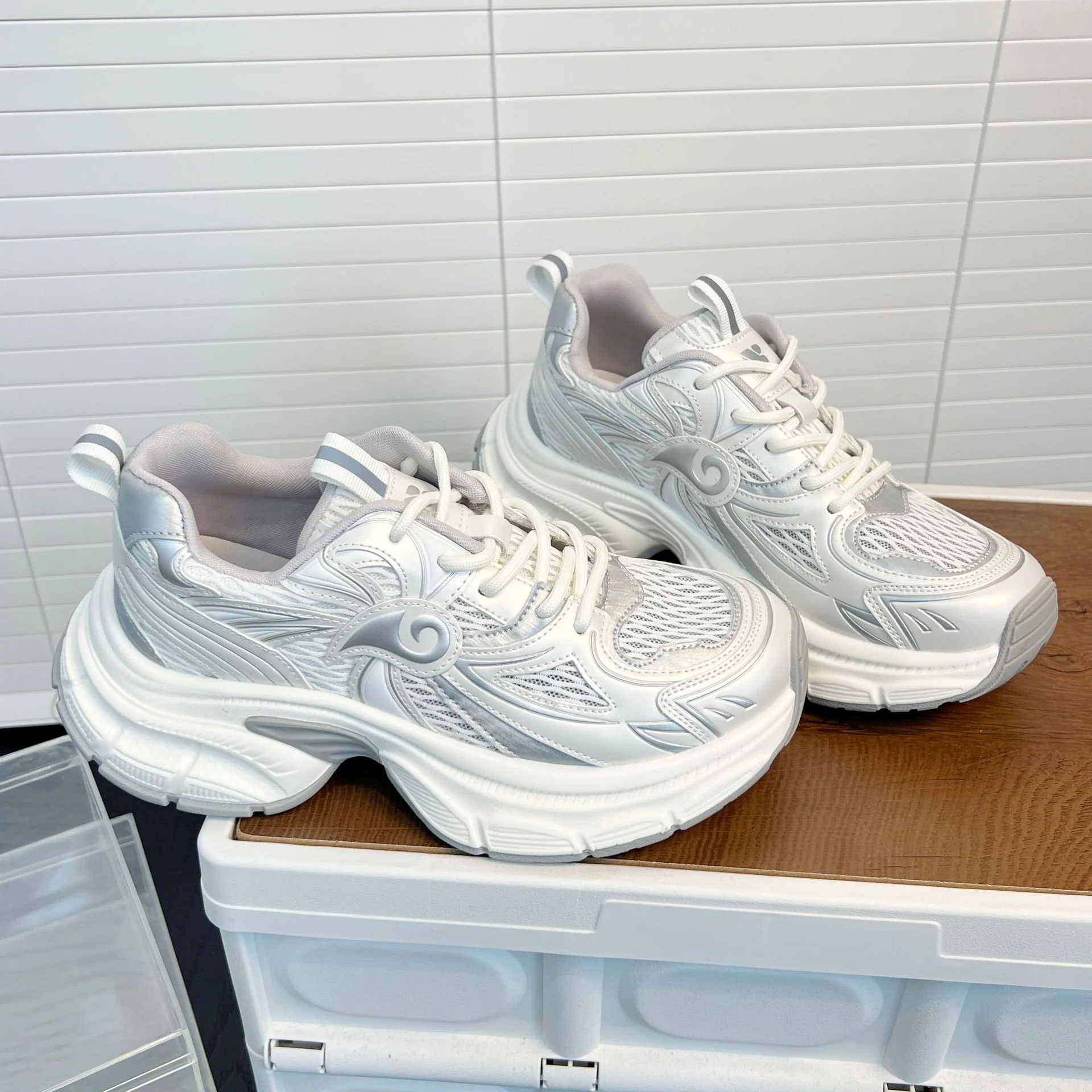 Damen Sportliche Sneakers mit atmungsaktivem Mesh und dämpfendem Design Heidi Mode - Image 4