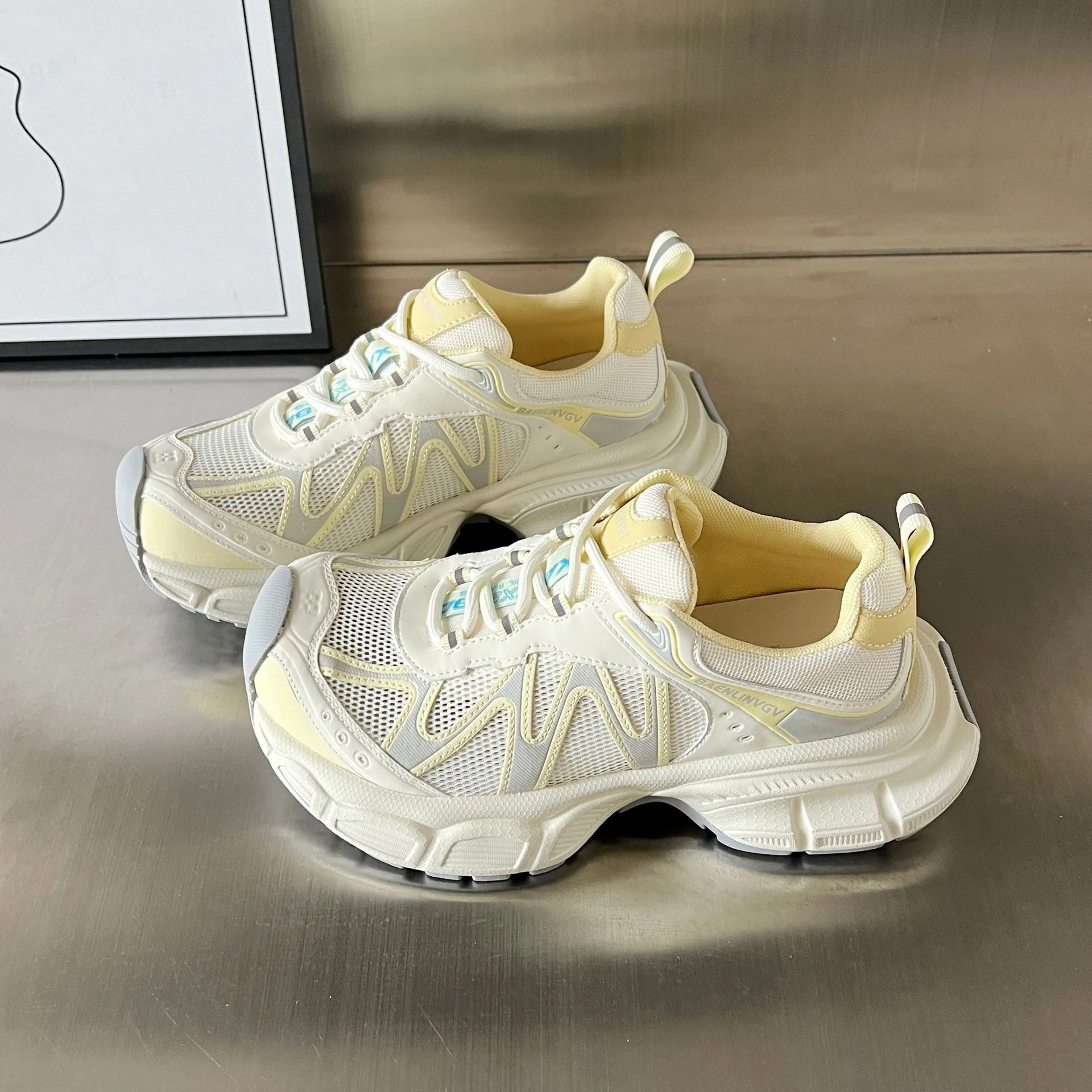 Damen Sportliche Sneakers mit atmungsaktivem Mesh und dämpfender Sohle Heidi Mode