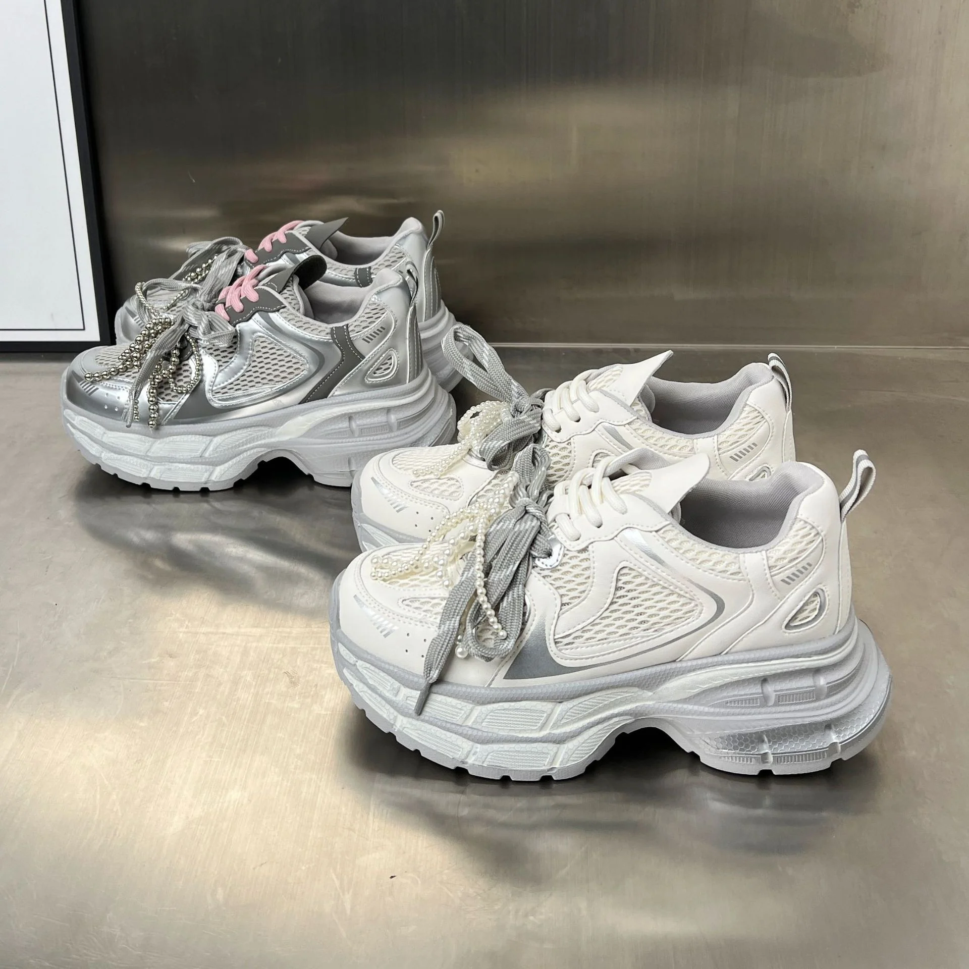 Damen Sportliche Sneakers mit atmungsaktivem Mesh und eleganten perlenverzierten Schnürsenkeln Heidi Mode - Image 3