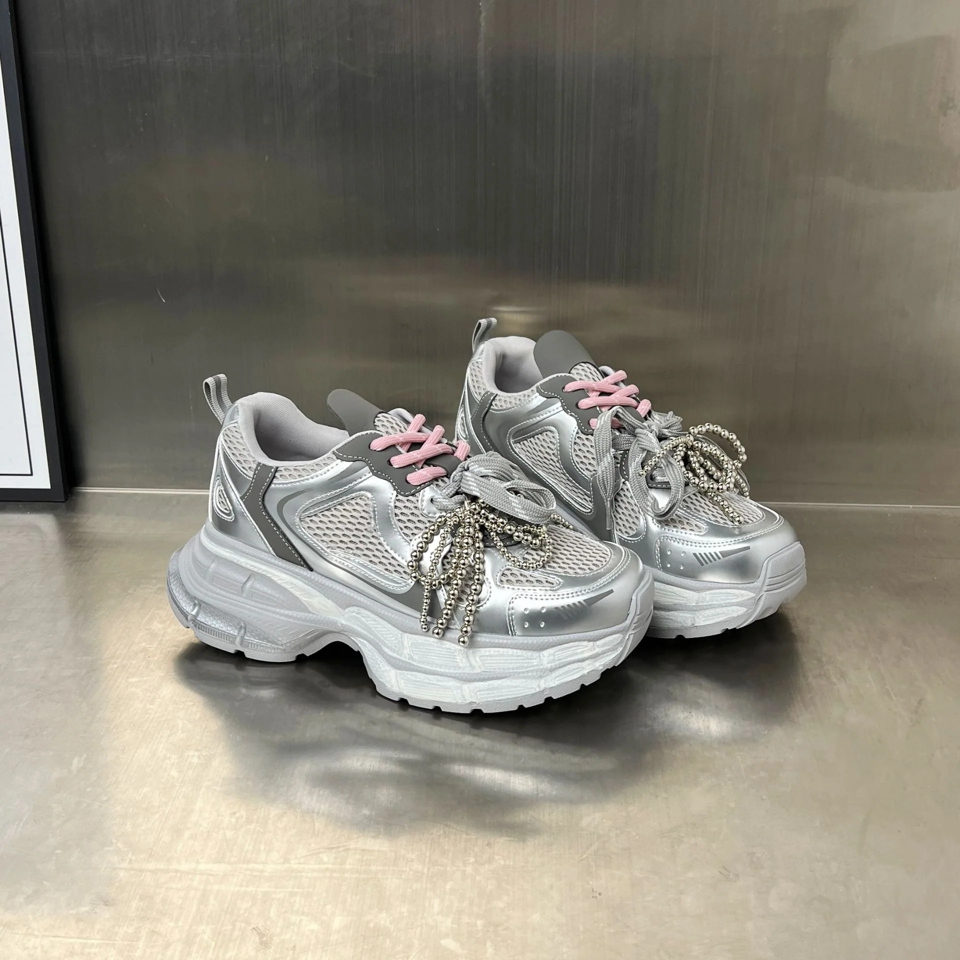Damen Sportliche Sneakers mit atmungsaktivem Mesh und eleganten perlenverzierten Schnürsenkeln Heidi Mode - Image 4