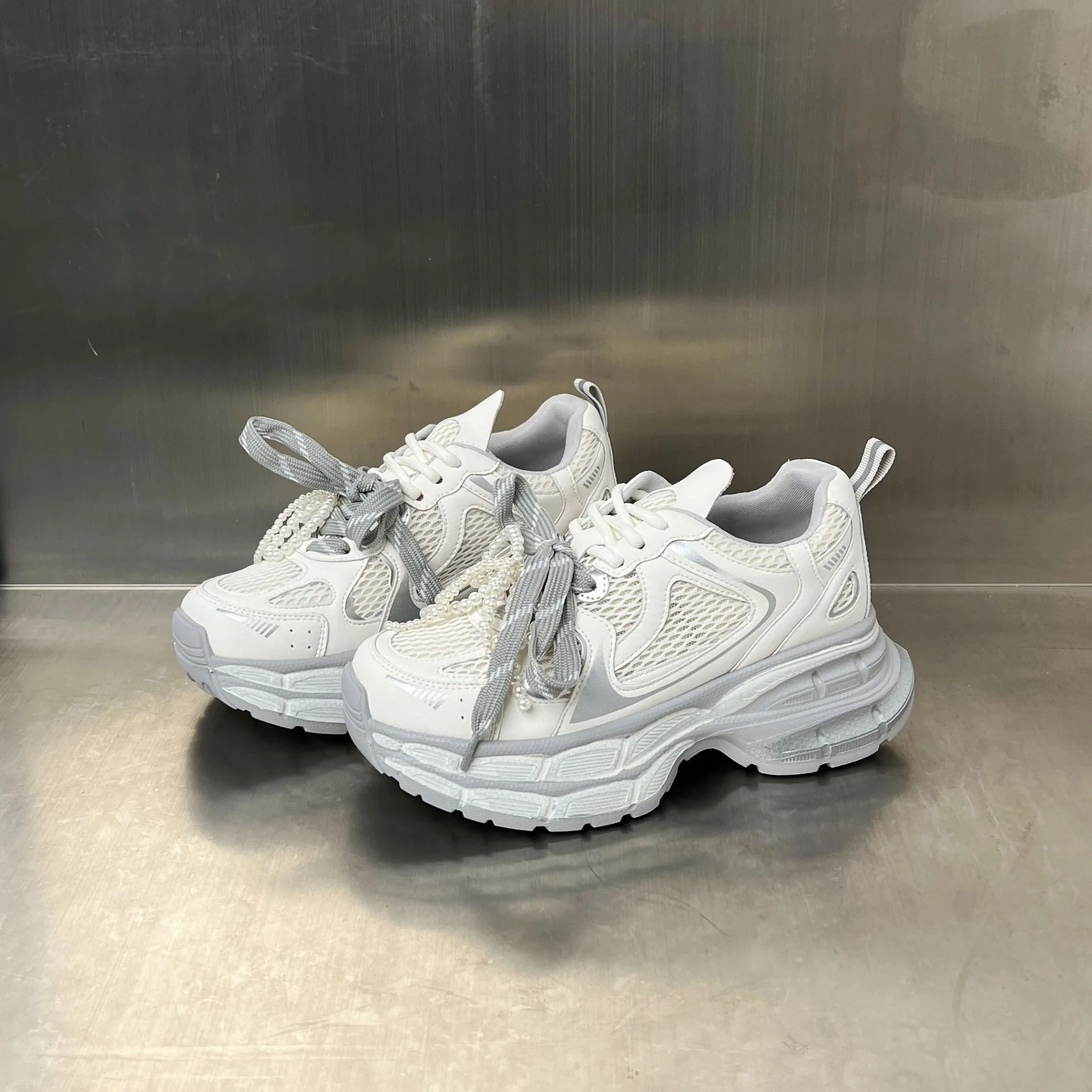 Damen Sportliche Sneakers mit atmungsaktivem Mesh und eleganten perlenverzierten Schnürsenkeln Heidi Mode - Image 6