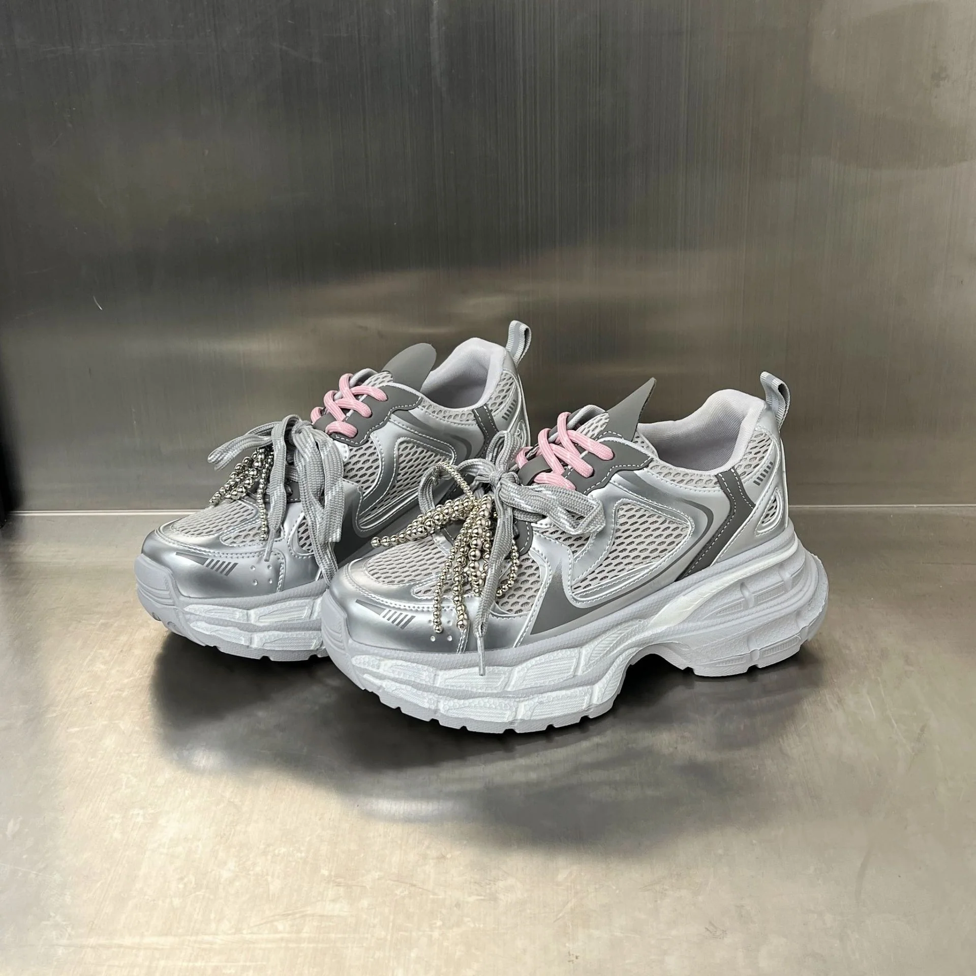 Damen Sportliche Sneakers mit atmungsaktivem Mesh und eleganten perlenverzierten Schnürsenkeln Heidi Mode - Image 7
