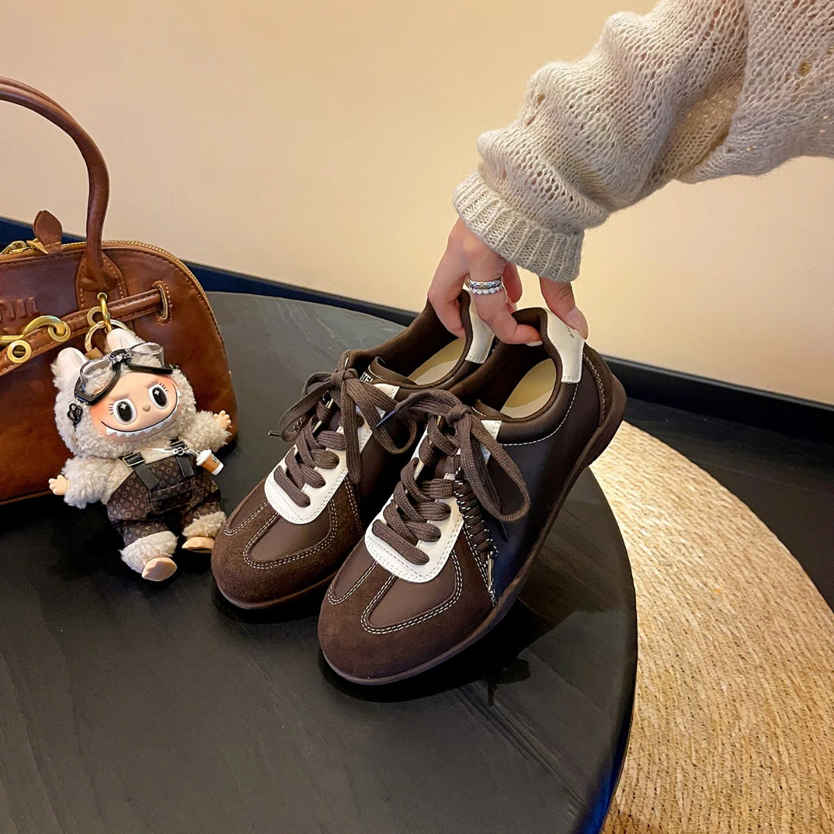 Damen Sportliche Sneakers mit atmungsaktivem Obermaterial und stylischen Schnürdetails Heidi Mode - Image 2
