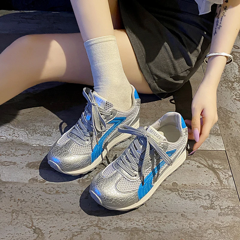 Damen Sportliche Sneakers mit atmungsaktiver Mesh-Oberfläche und reflektierenden Akzenten Heidi Mode - Image 4