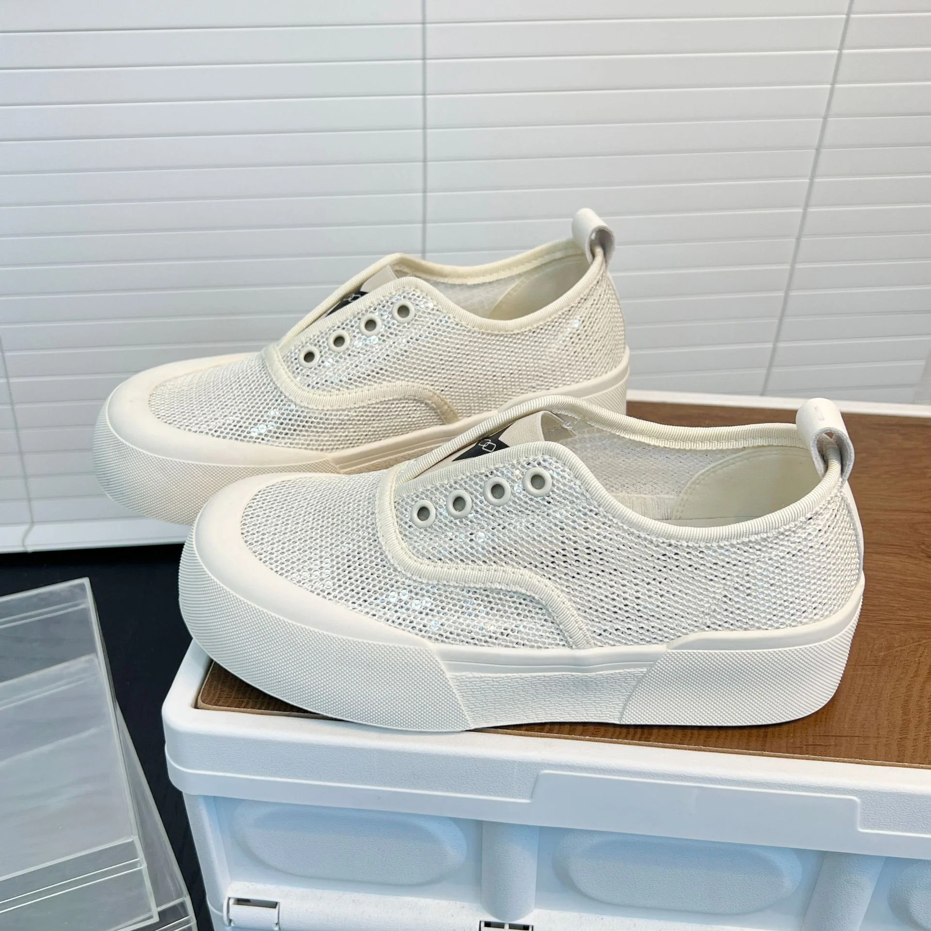 Damen Sportliche Sneakers mit atmungsaktiver Netzstruktur und trendigem Glitzerdesign Heidi Mode - Image 2