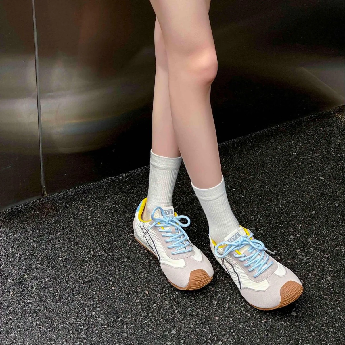 Damen Sportliche Sneakers mit atmungsaktiver Obermaterialstruktur und trendigem Design Heidi Mode - Image 4