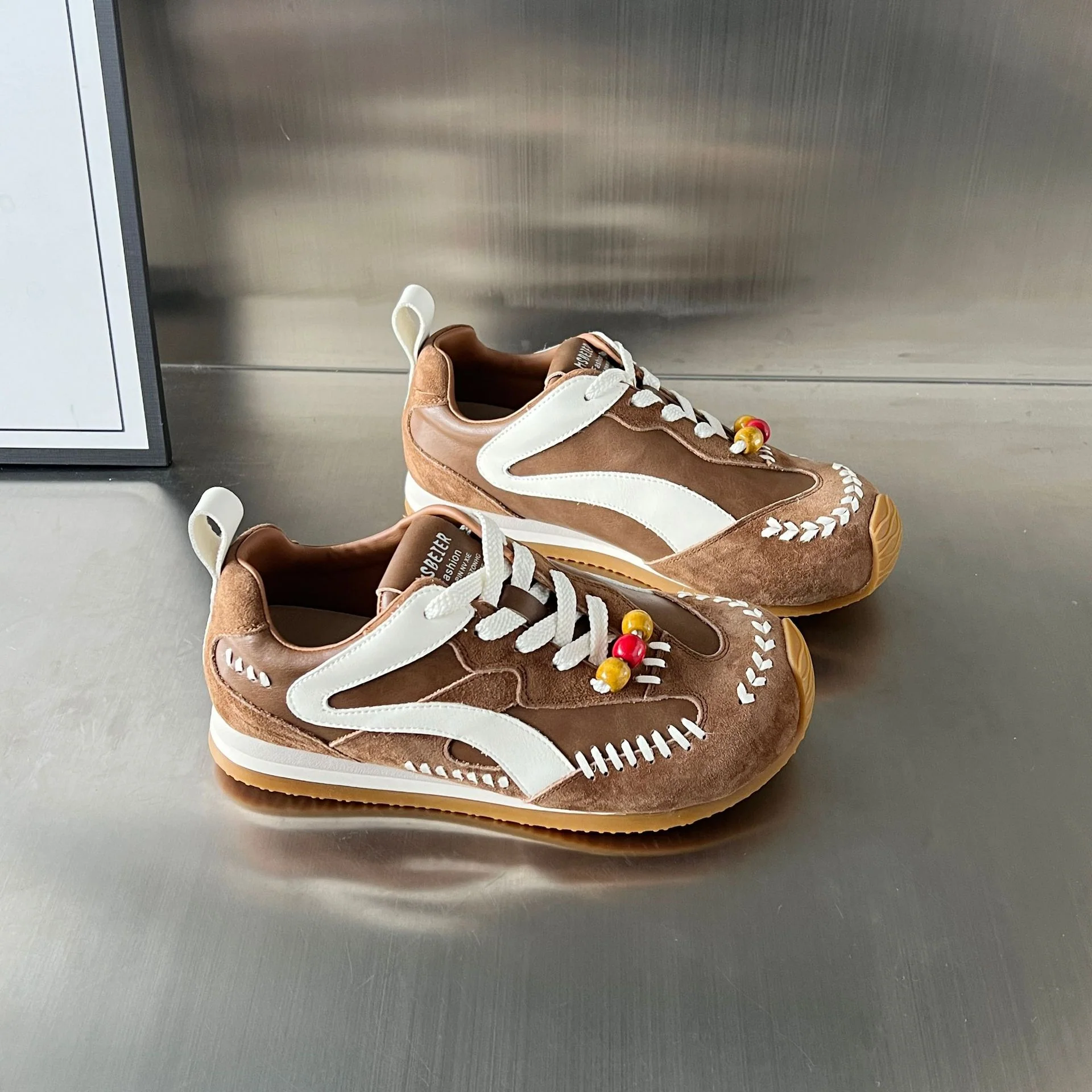 Damen Sportliche Sneakers mit auffälligen Perlenakzenten und hochwertiger Wildleder-Oberfläche Heidi Mode - Image 4