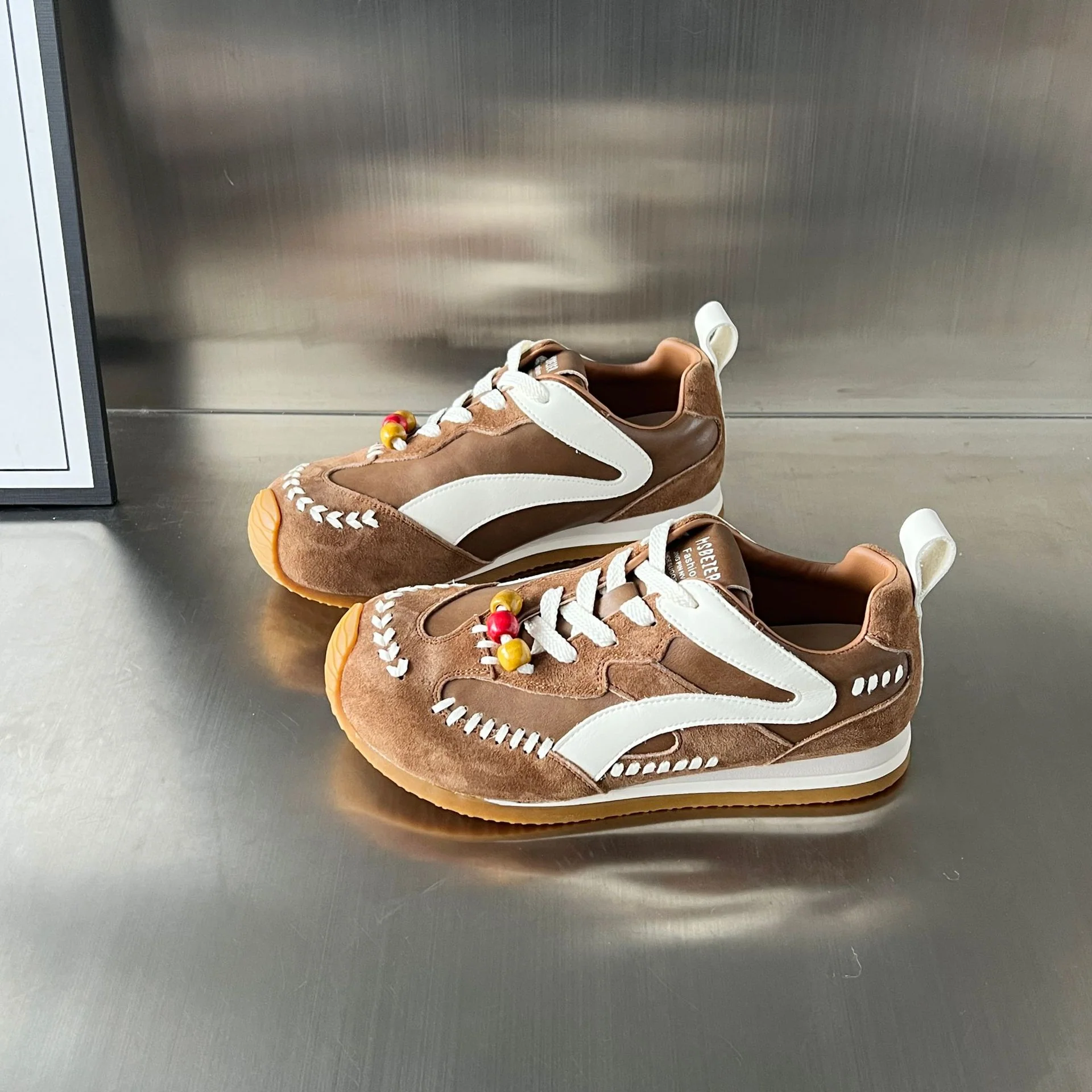 Damen Sportliche Sneakers mit auffälligen Perlenakzenten und hochwertiger Wildleder-Oberfläche Heidi Mode - Image 6