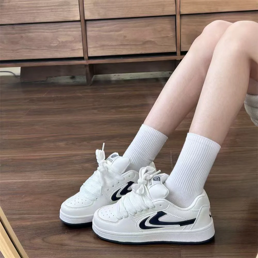 Damen Sportliche Sneakers mit buntem Schnürdesign Heidi Mode - Image 4