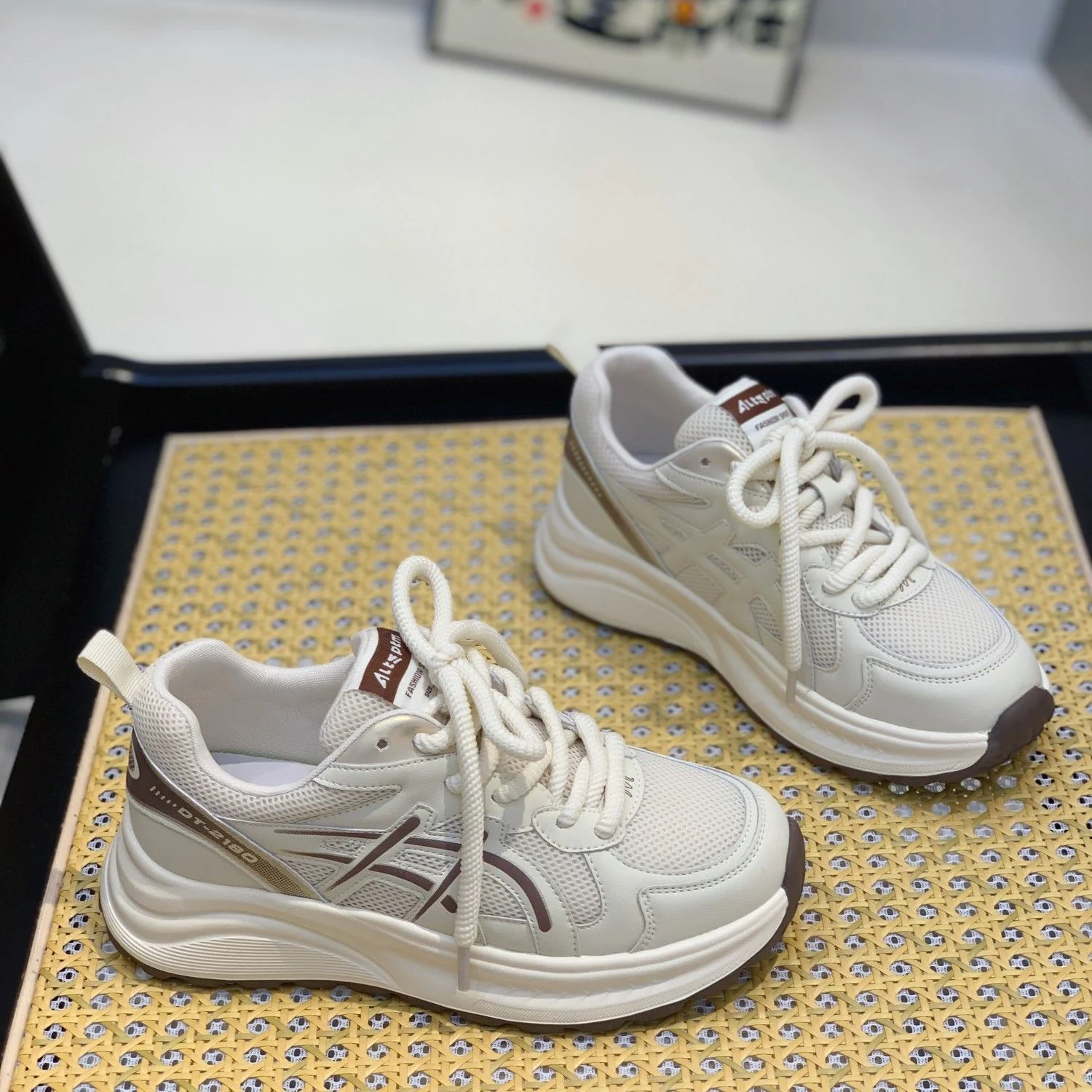 Damen Sportliche Sneakers mit dämpfendem Komfort und atmungsaktiver Konstruktion Heidi Mode - Image 11