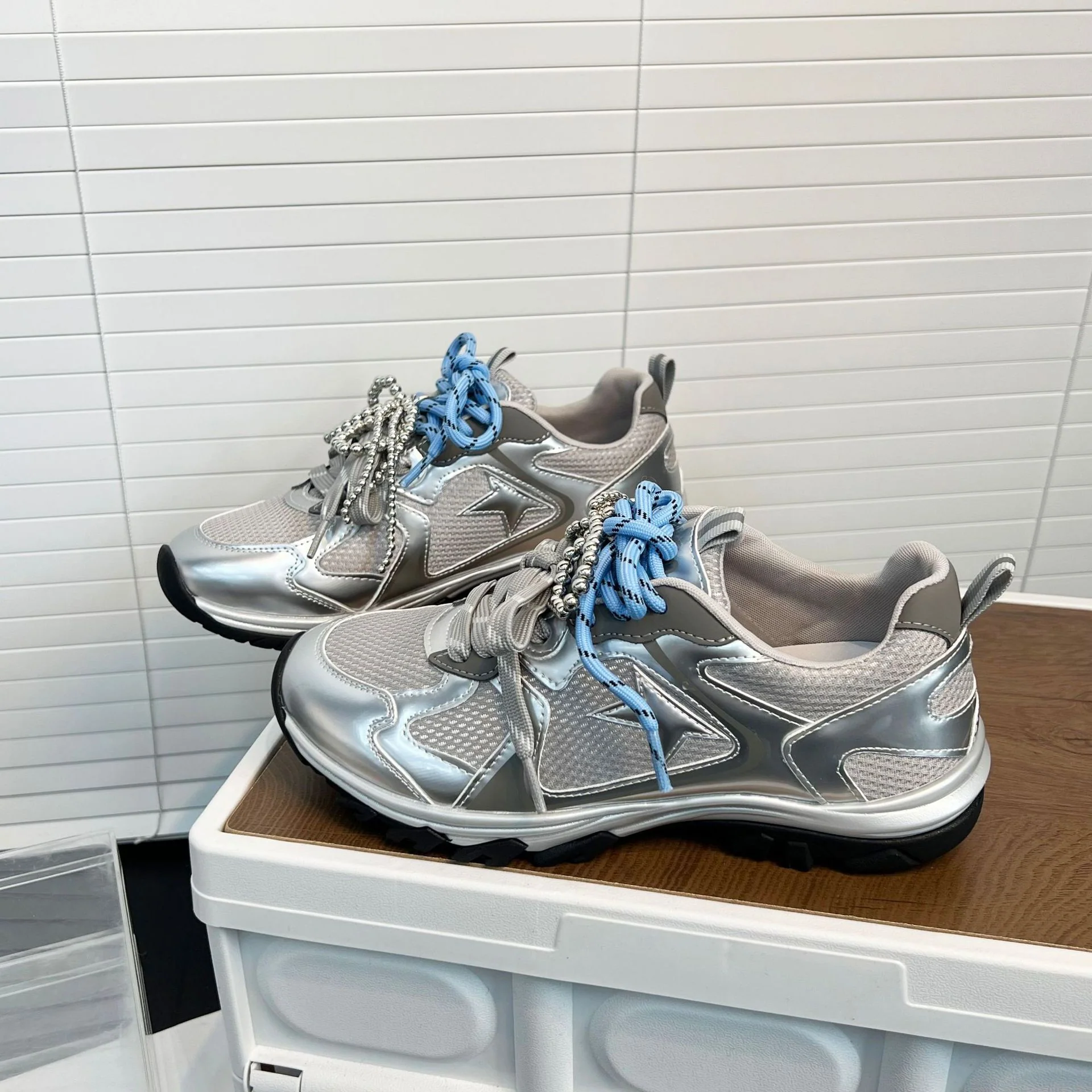 Damen Sportliche Sneakers mit einzigartiger Schnürung und modischen Akzenten Heidi Mode - Image 2