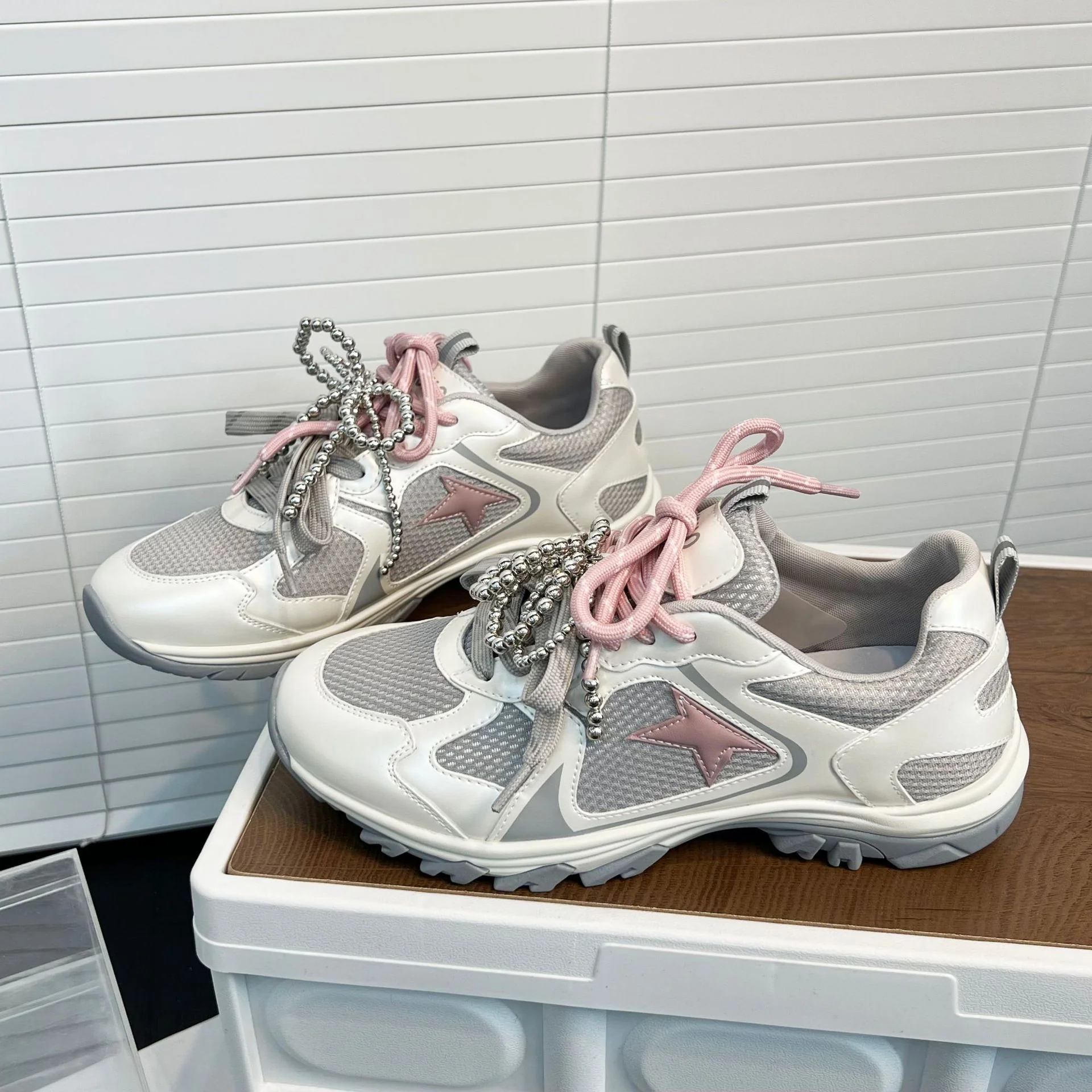 Damen Sportliche Sneakers mit einzigartiger Schnürung und modischen Akzenten Heidi Mode - Image 6