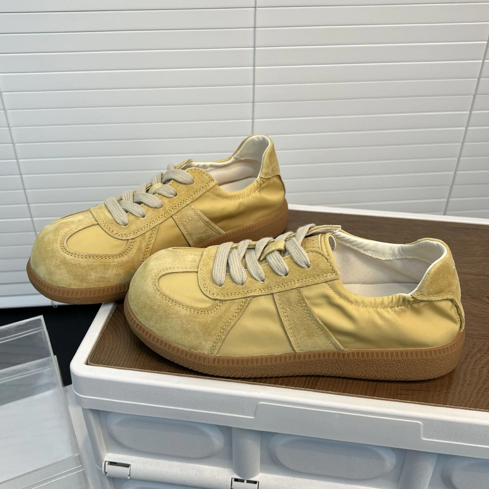 Damen Sportliche Sneakers mit elegantem Satin-Obermaterial Heidi Mode