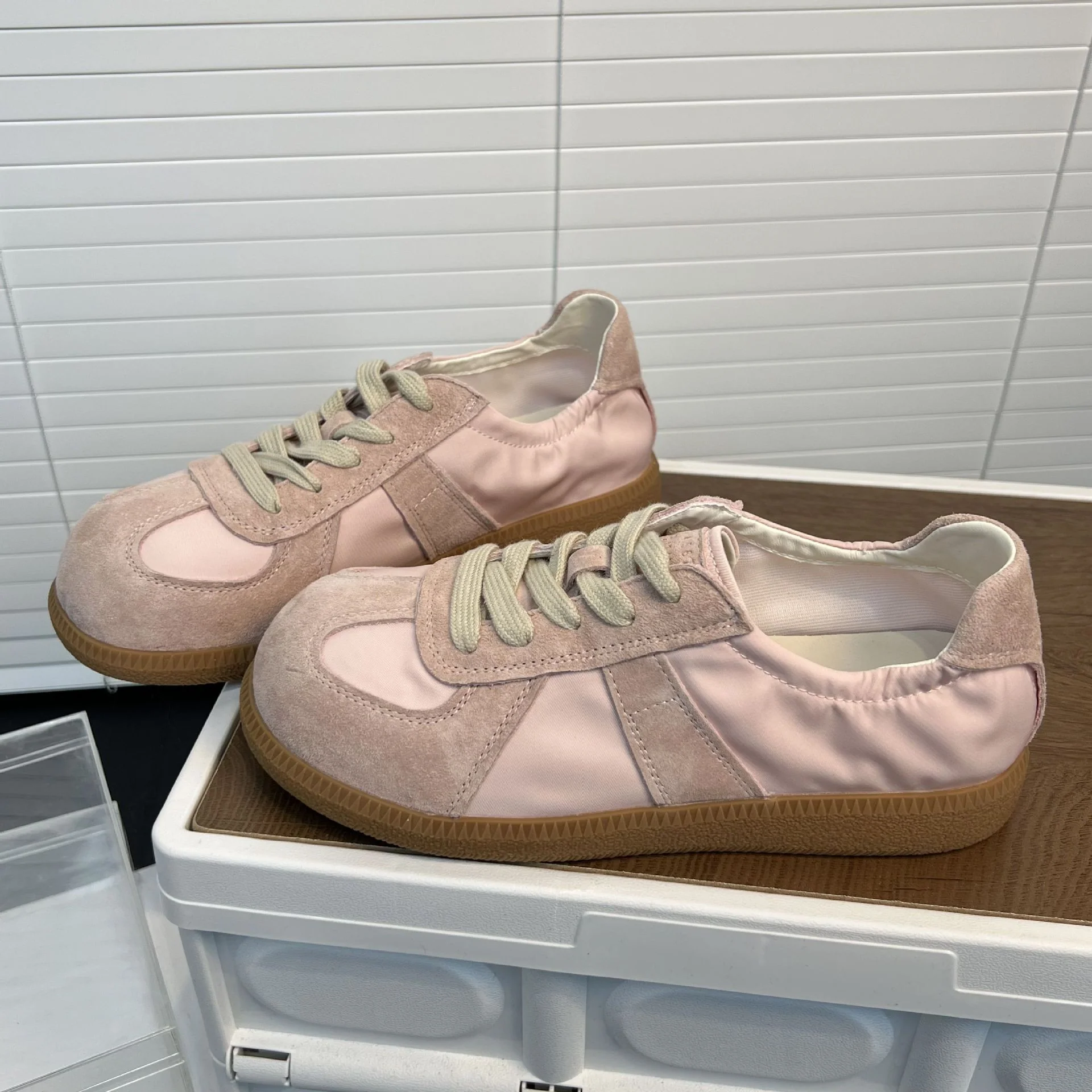 Damen Sportliche Sneakers mit elegantem Satin-Obermaterial Heidi Mode - Image 2