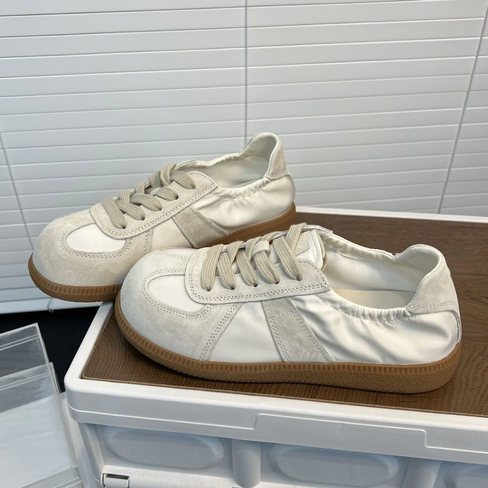 Damen Sportliche Sneakers mit elegantem Satin-Obermaterial Heidi Mode - Image 6