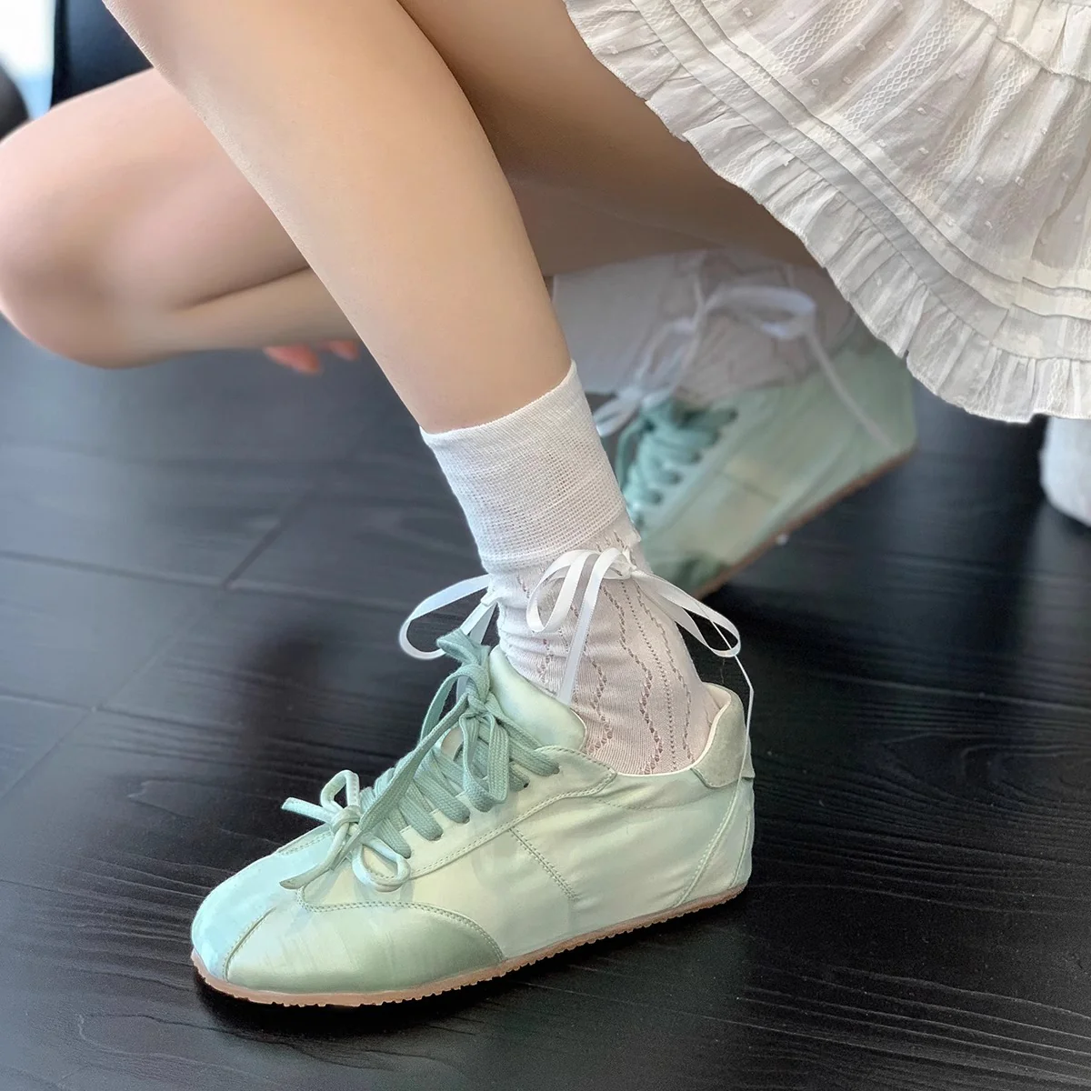 Damen Sportliche Sneakers mit eleganten Schnürdetails Heidi Mode - Image 3