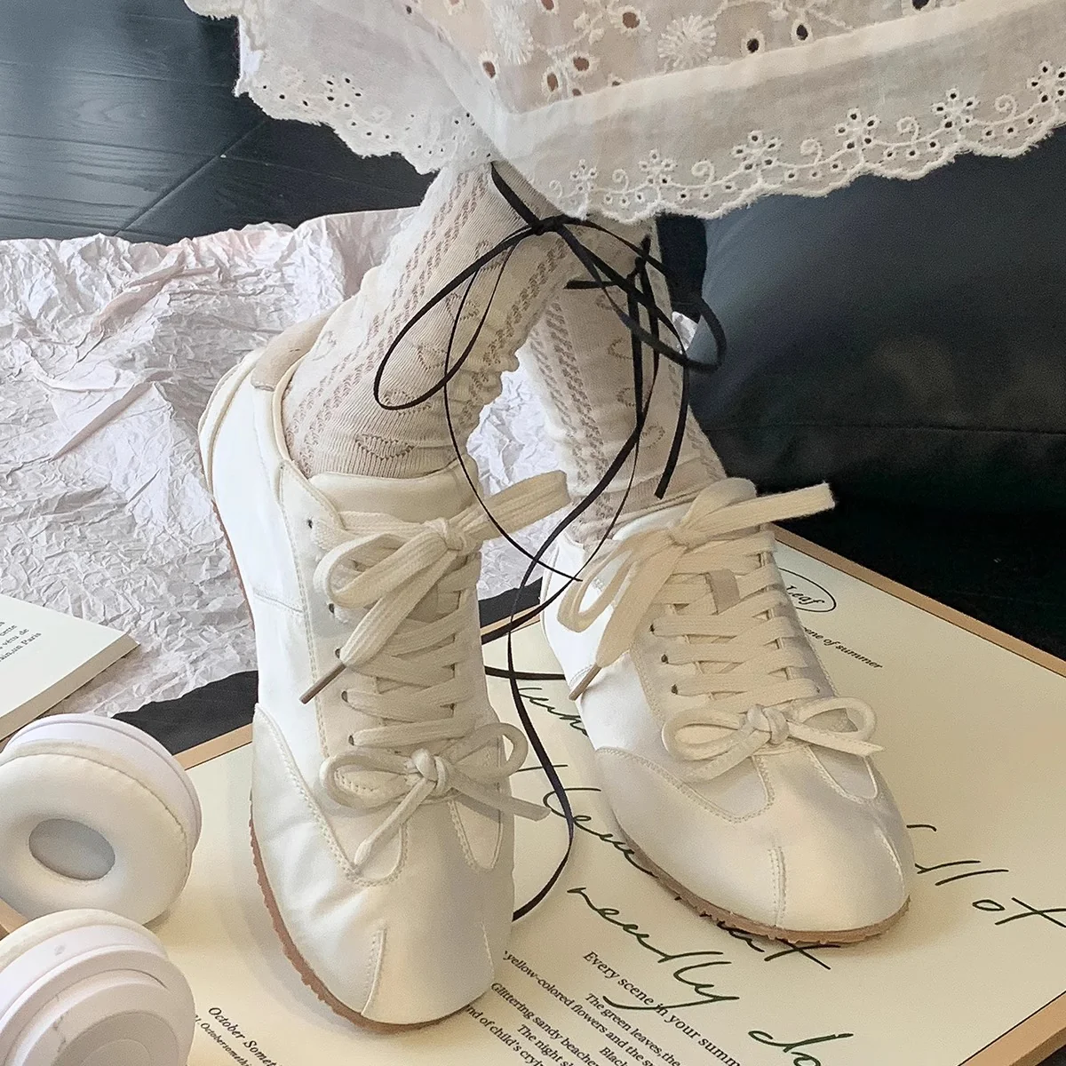 Damen Sportliche Sneakers mit eleganten Schnürdetails Heidi Mode - Image 4