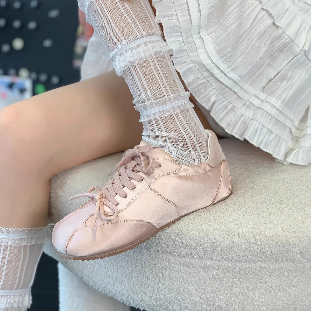 Damen Sportliche Sneakers mit eleganter Schnürung und atmungsaktiver Oberfläche Heidi Mode - Image 6