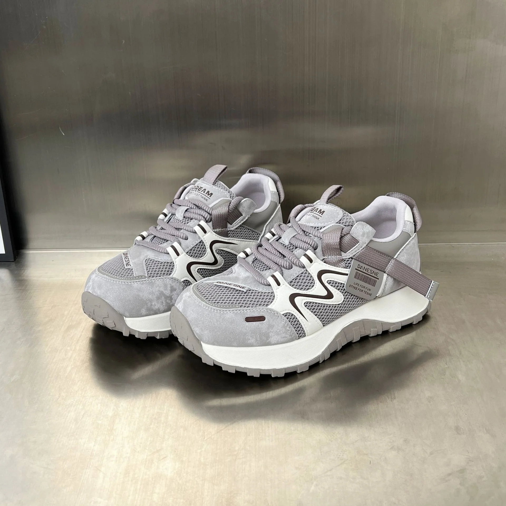 Damen Sportliche Sneakers mit ergonomischer Dämpfungstechnologie und rutschfester Sohle Heidi Mode - Image 6