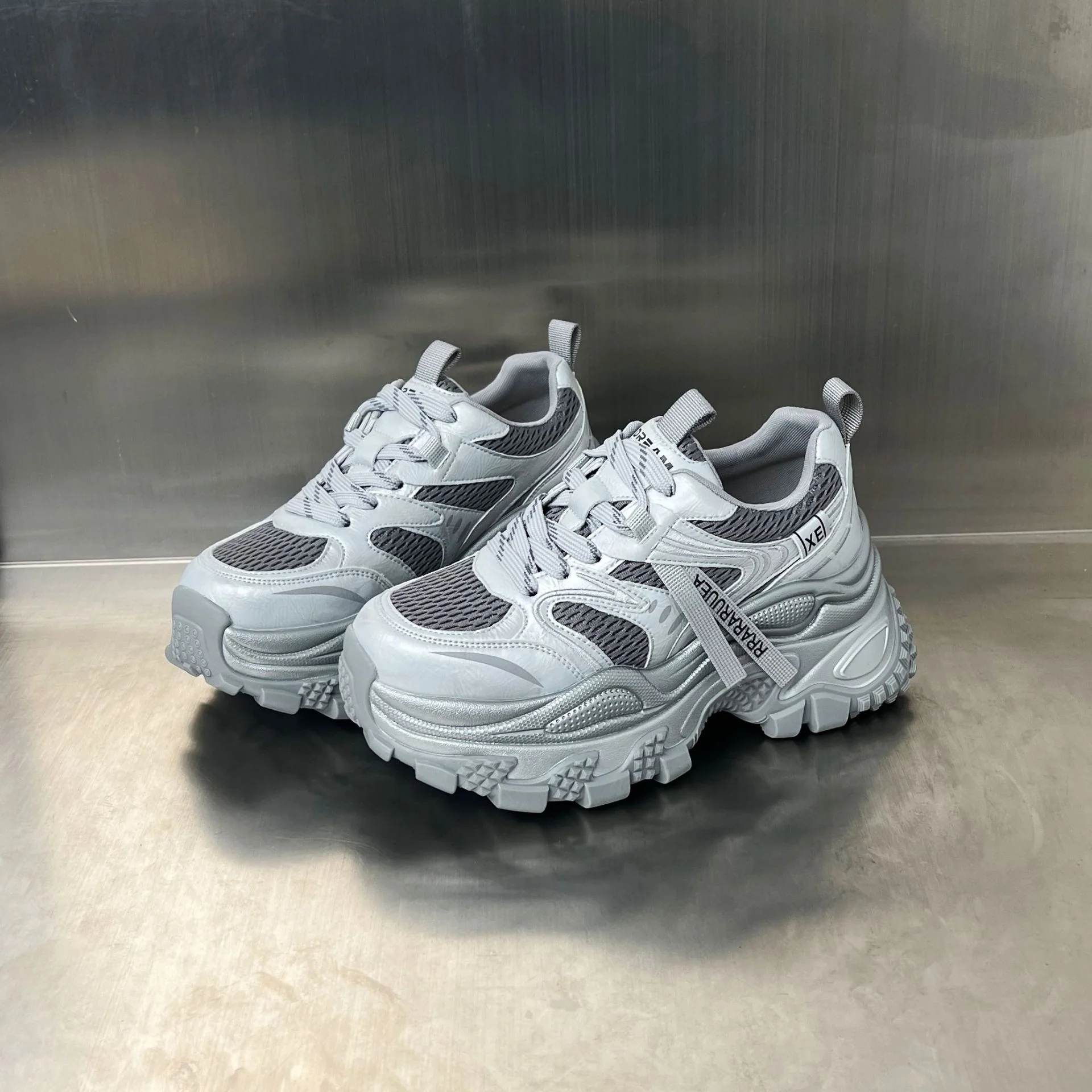 Damen Sportliche Sneakers mit extrem dämpfendem Sohlenprofil und atmungsaktiver Oberflächenstruktur Heidi Mode - Image 2