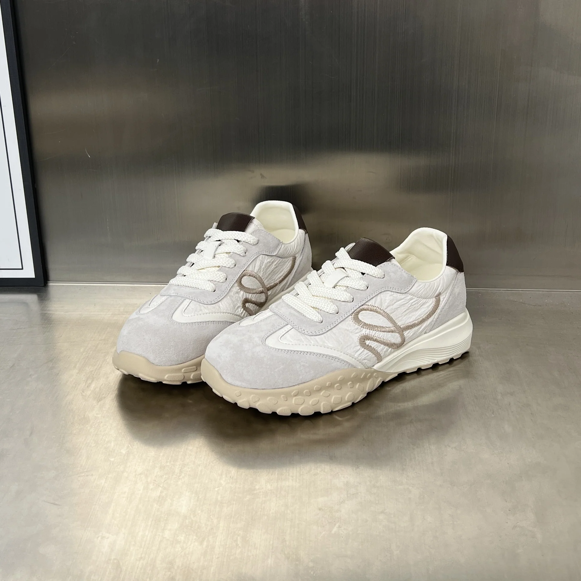 Damen Sportliche Sneakers mit gepolstertem Futter und rutschfester Laufsohle Heidi Mode - Image 6