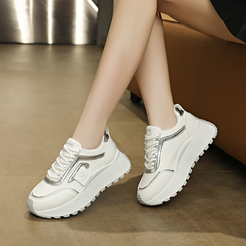 Damen Sportliche Sneakers mit glänzenden Akzenten und dämpfendem Profil Heidi Mode - Image 3