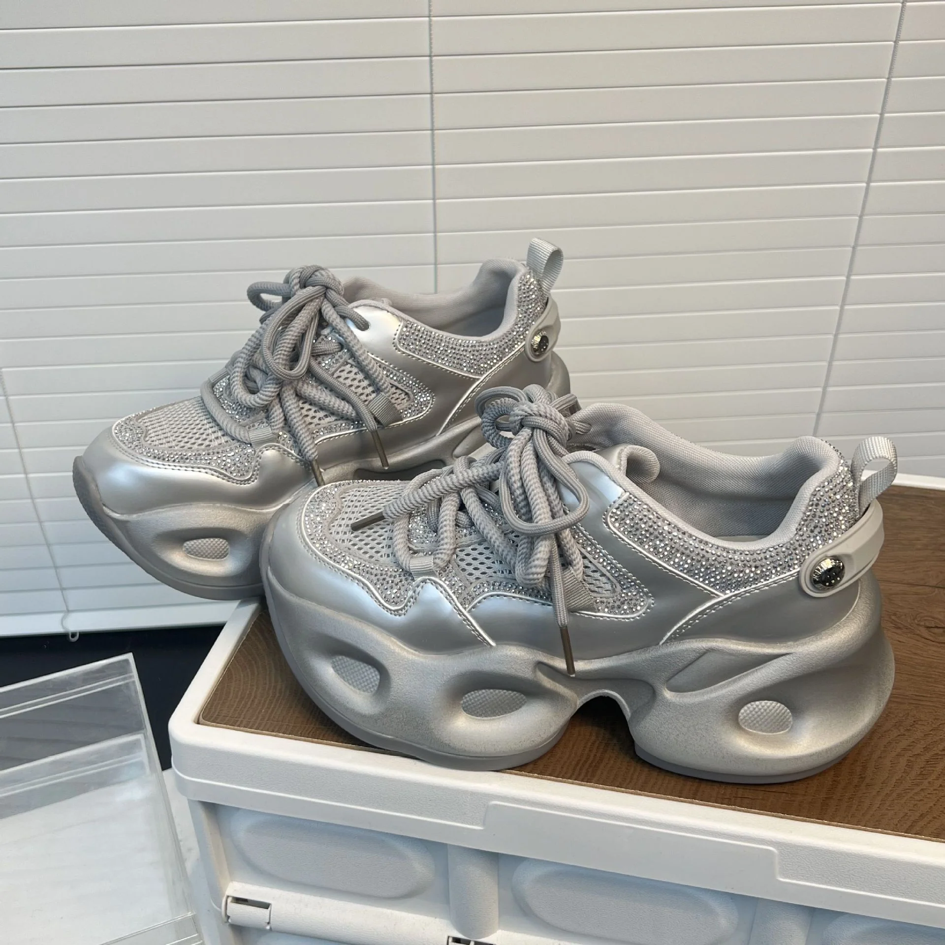 Damen Sportliche Sneakers mit Glitzer-Akzenten und innovativer Dämpfungstechnologie Heidi Mode - Image 2