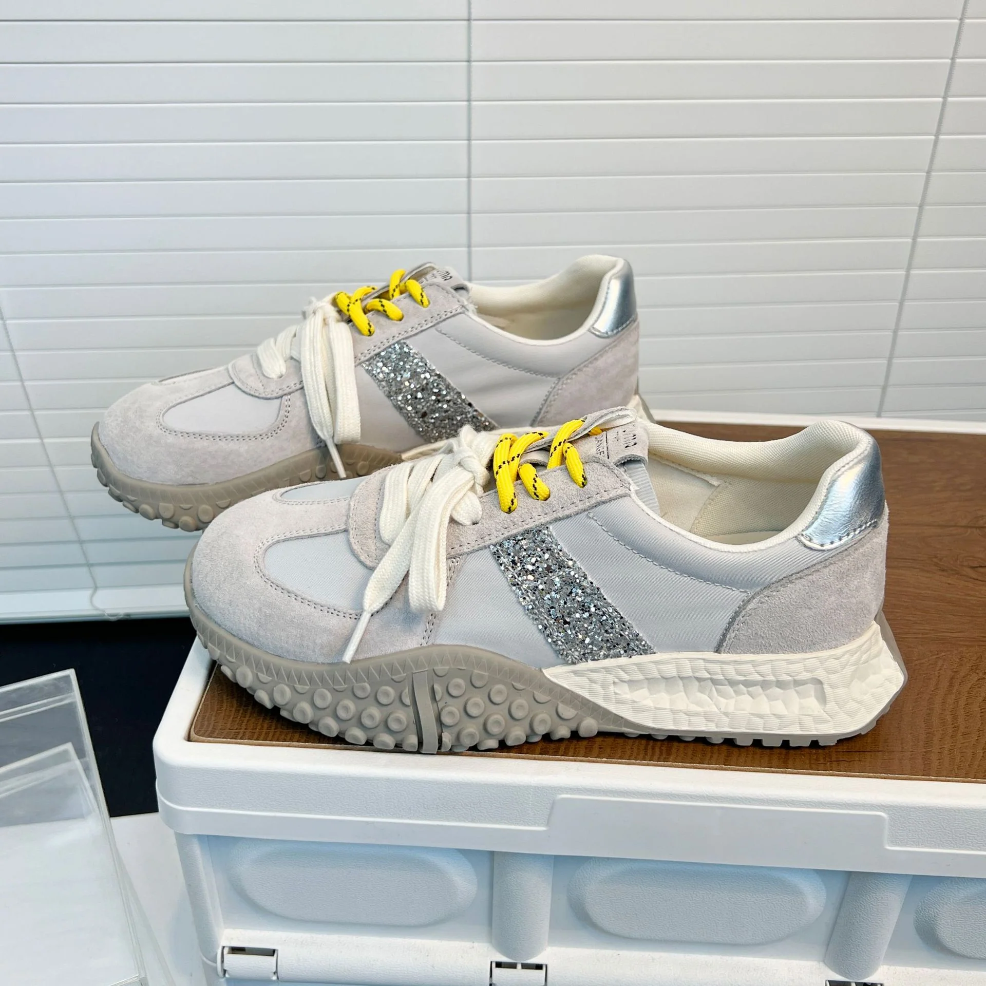 Damen Sportliche Sneakers mit Glitzerapplikationen und rutschfester Sohle Heidi Mode - Image 6