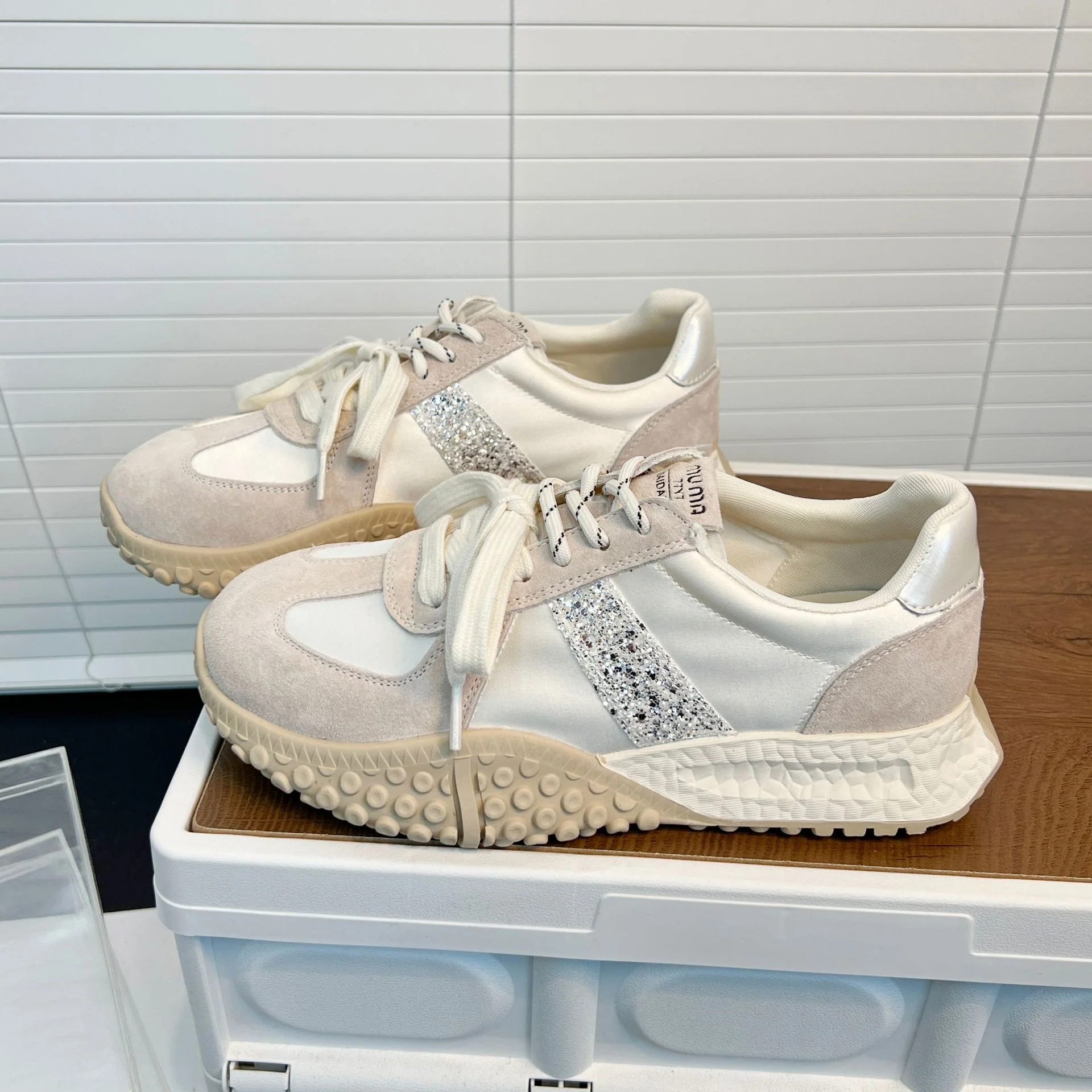 Damen Sportliche Sneakers mit Glitzerapplikationen und rutschfester Sohle Heidi Mode - Image 7